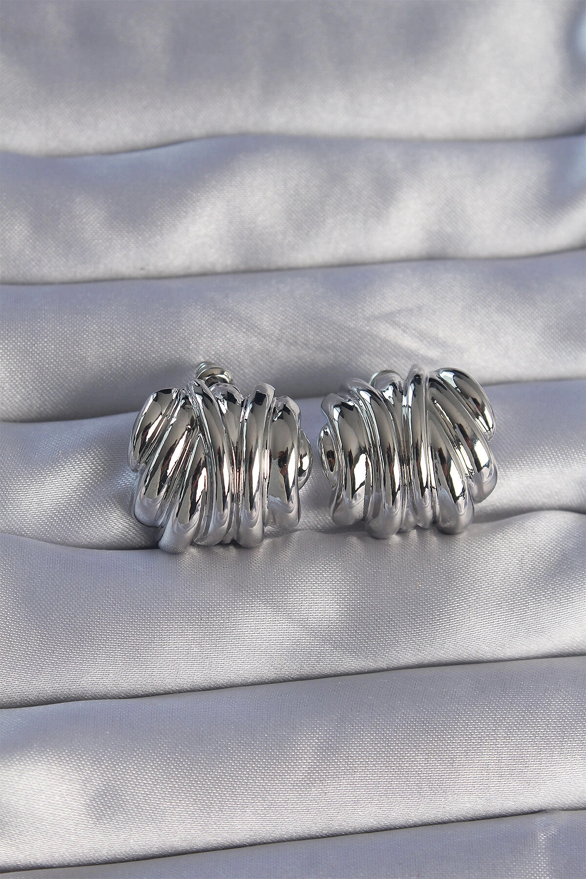 Pirinç Gümüş Renk Tırtıklı Bombe Model Küpe-0