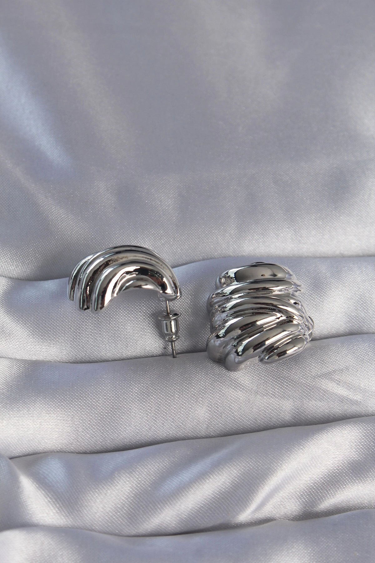 Pirinç Gümüş Renk Tırtıklı Bombe Model Küpe-1