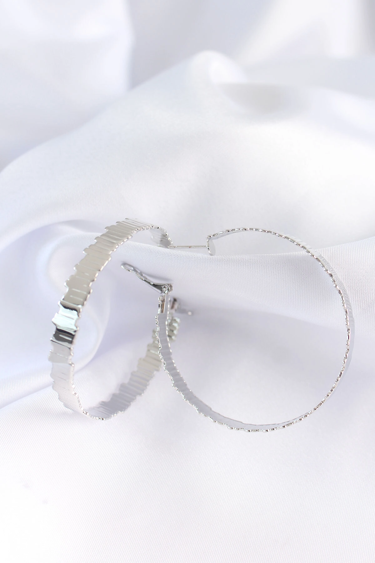 Pirinç Gümüş Renk Tırtıklı Halka Küpe-1