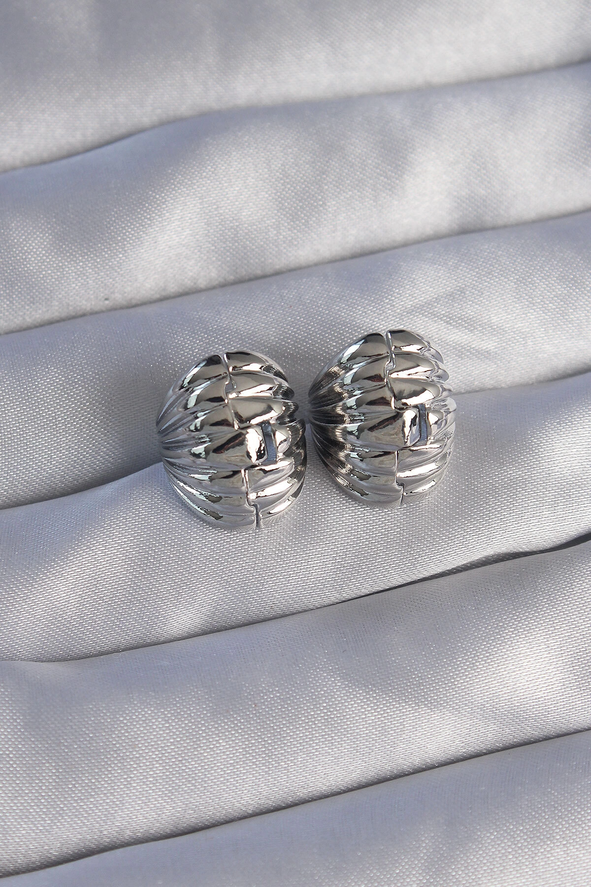 Pirinç Gümüş Renk Tırtıklı Minimal Bombeli Tasarım Küpe-0