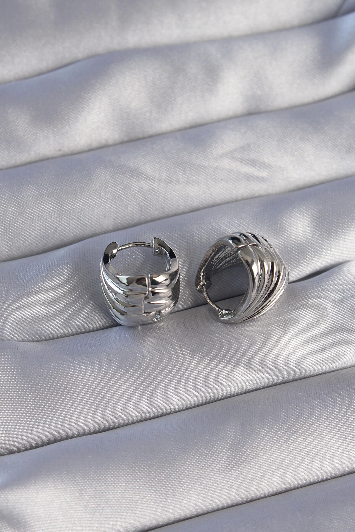 Pirinç Gümüş Renk Tırtıklı Minimal Bombeli Tasarım Küpe-1