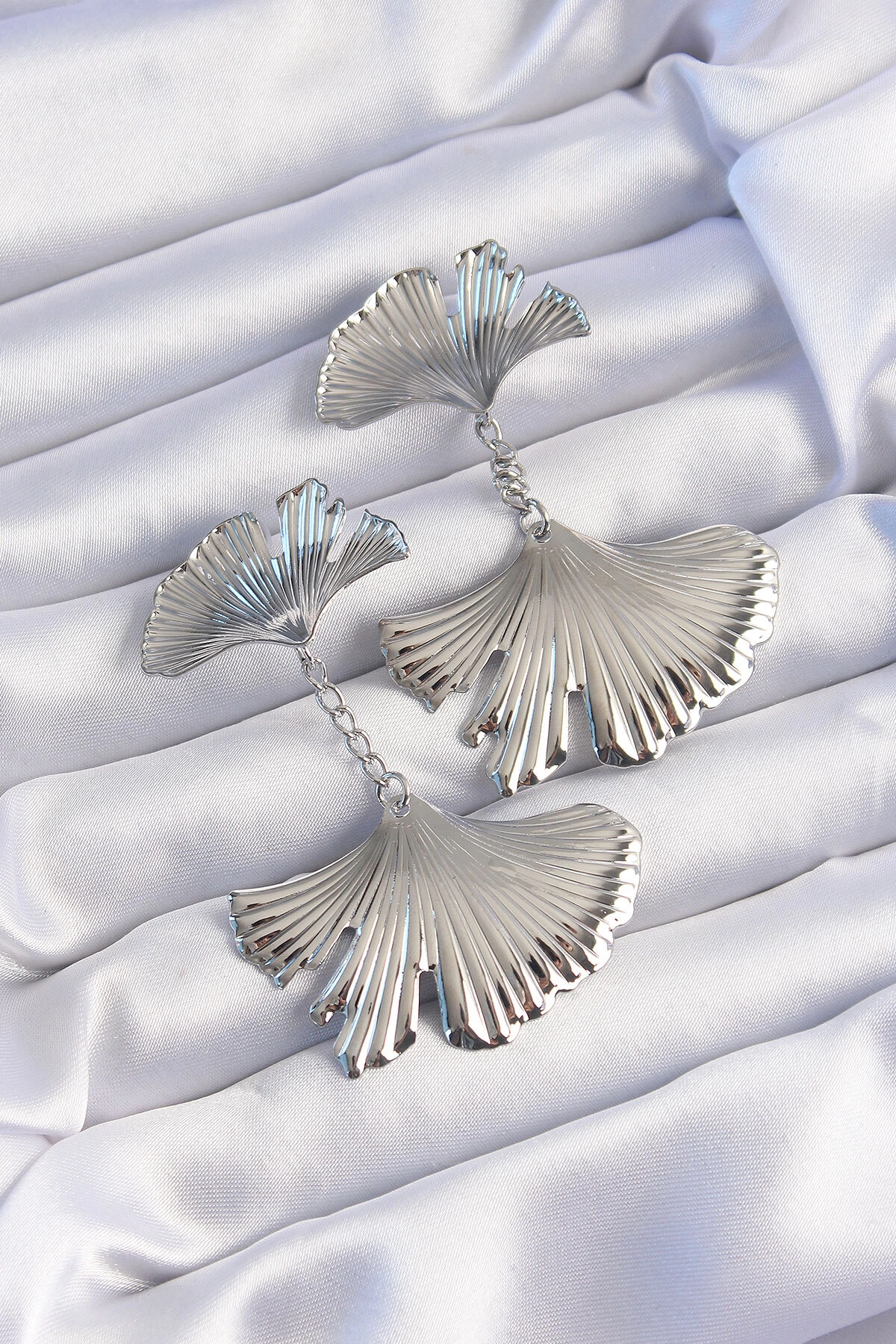 Pirinç Gümüş Renk Tırtıklı Yaprak Model Sallantılı Küpe-0