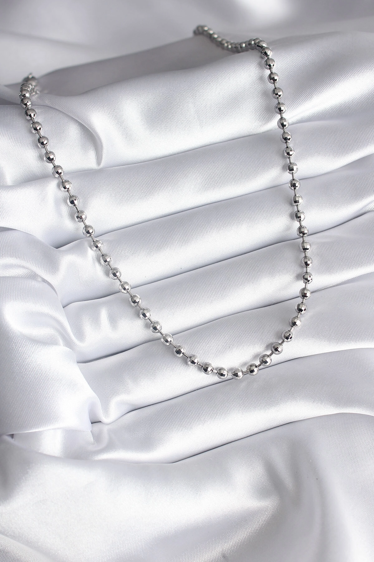 Pirinç Gümüş Renk Topçuk Detay Kadın Kolye-1