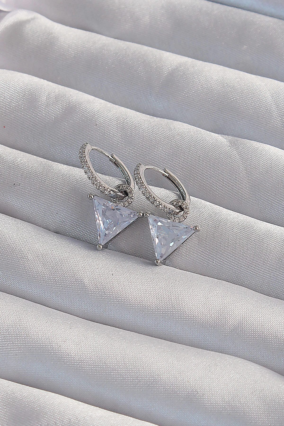 Pirinç Gümüş Renk Üçgen Zirkon Taşlı Sallantılı Halka Küpe-0