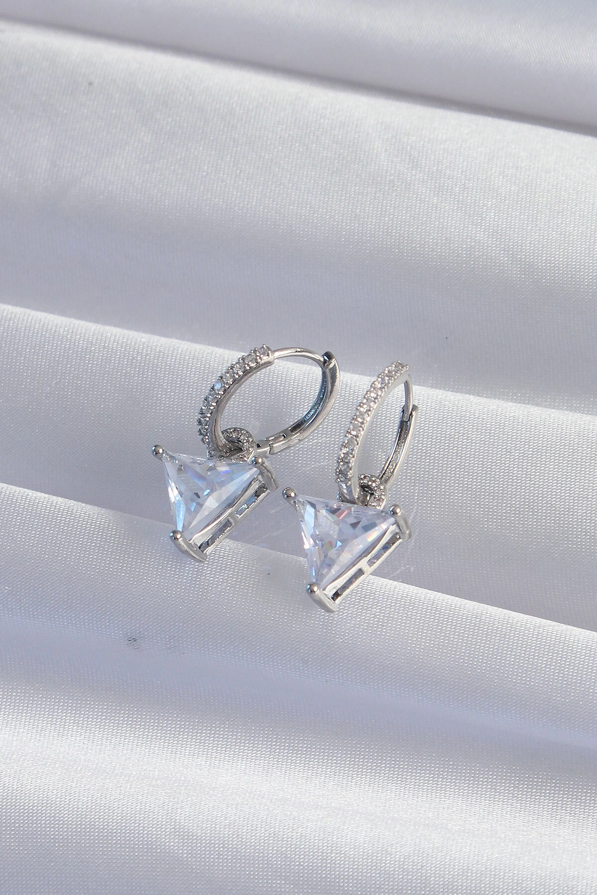 Pirinç Gümüş Renk Üçgen Zirkon Taşlı Sallantılı Halka Küpe-1