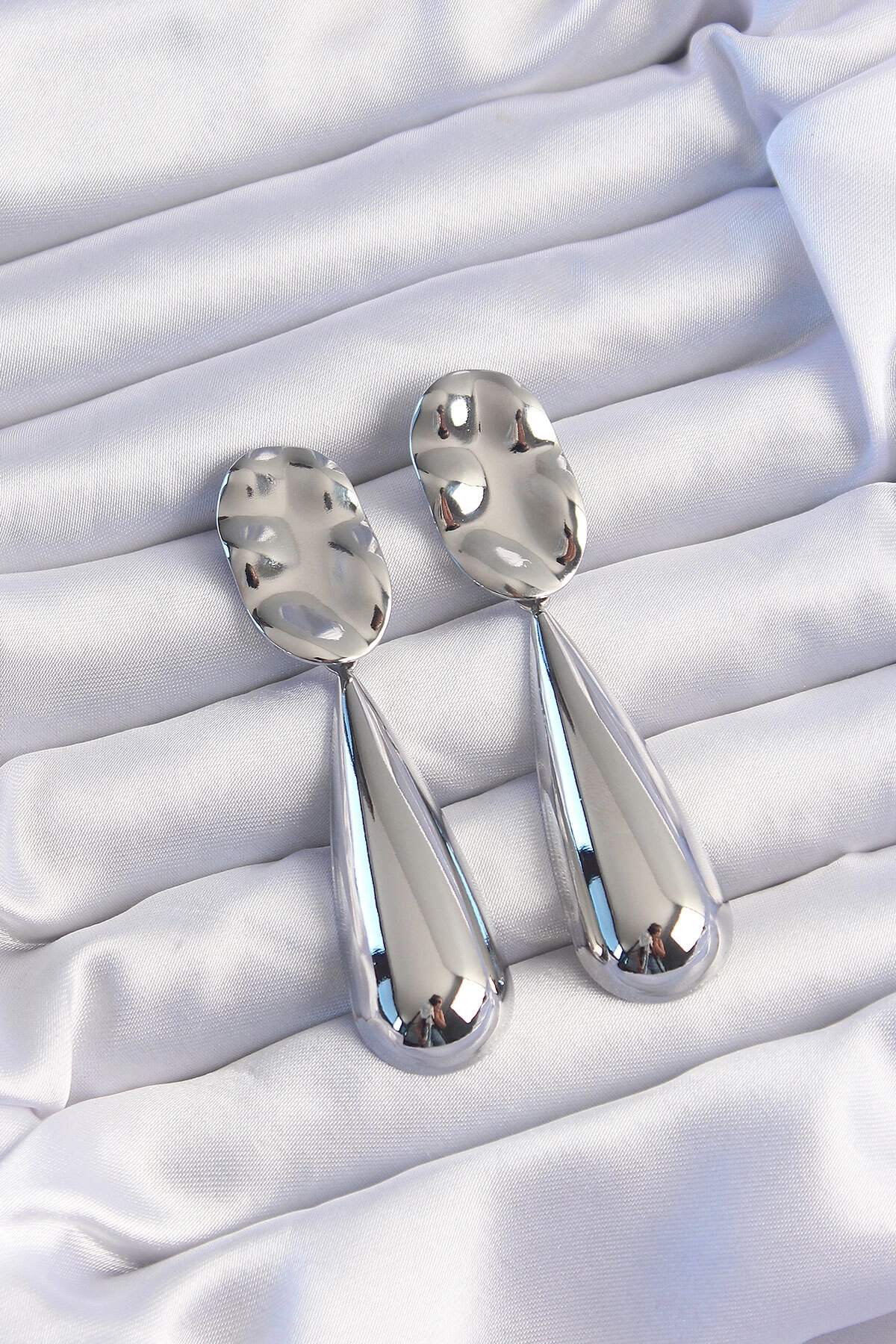 Pirinç Gümüş Renk Uzun Bombeli Ezme Plaka Küpe-0