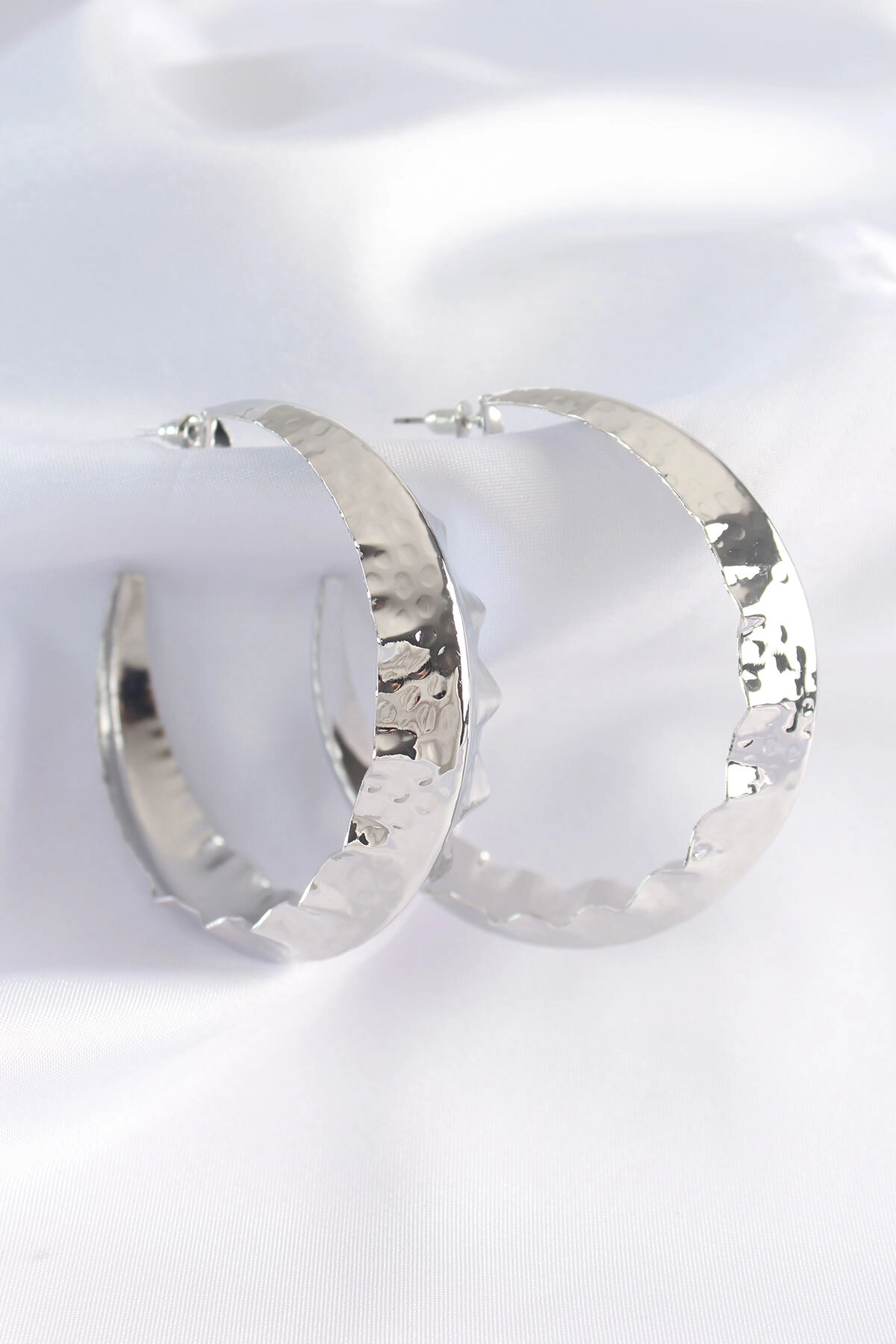 Pirinç Gümüş Renk Yaprak Desenli Halka Küpe-1