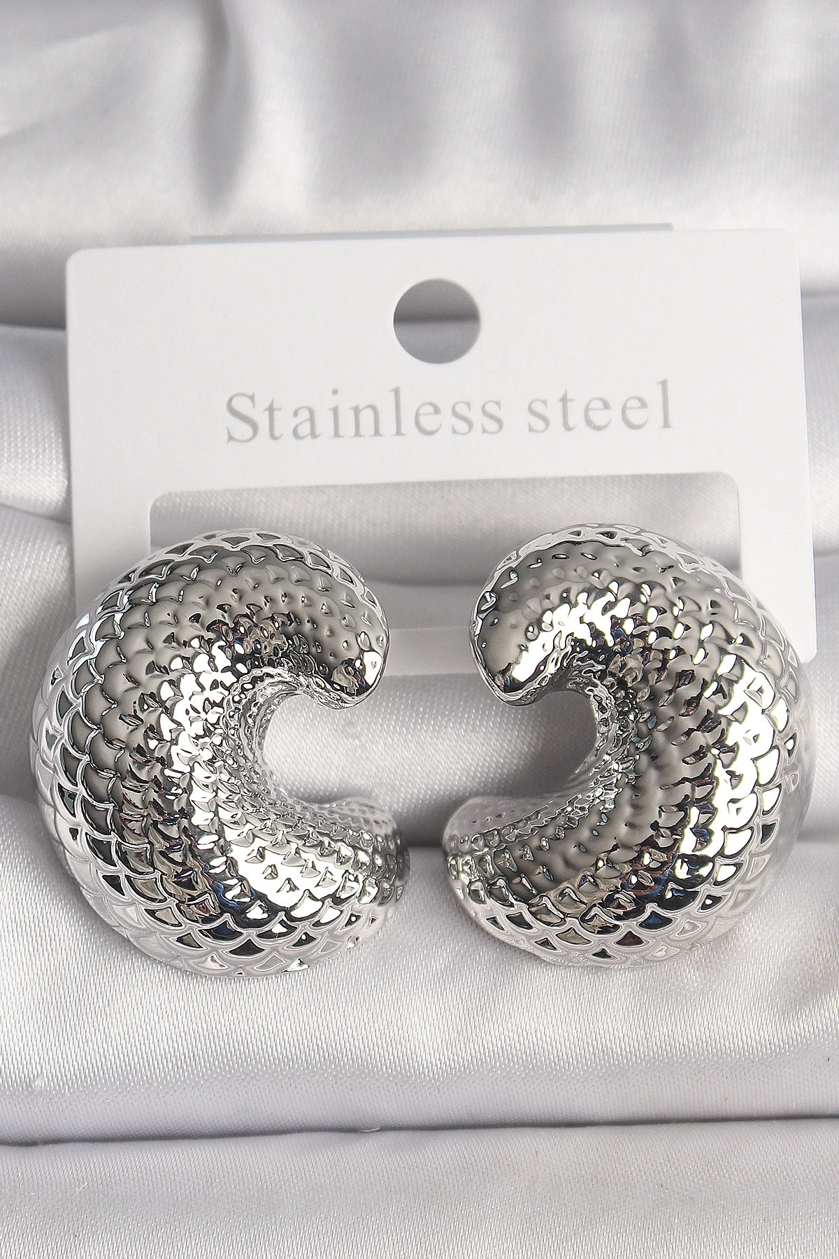 Pirinç Gümüş Renk Yılan Sırtı İşlemeli Yarım Halka Model Kadın Küpe-0