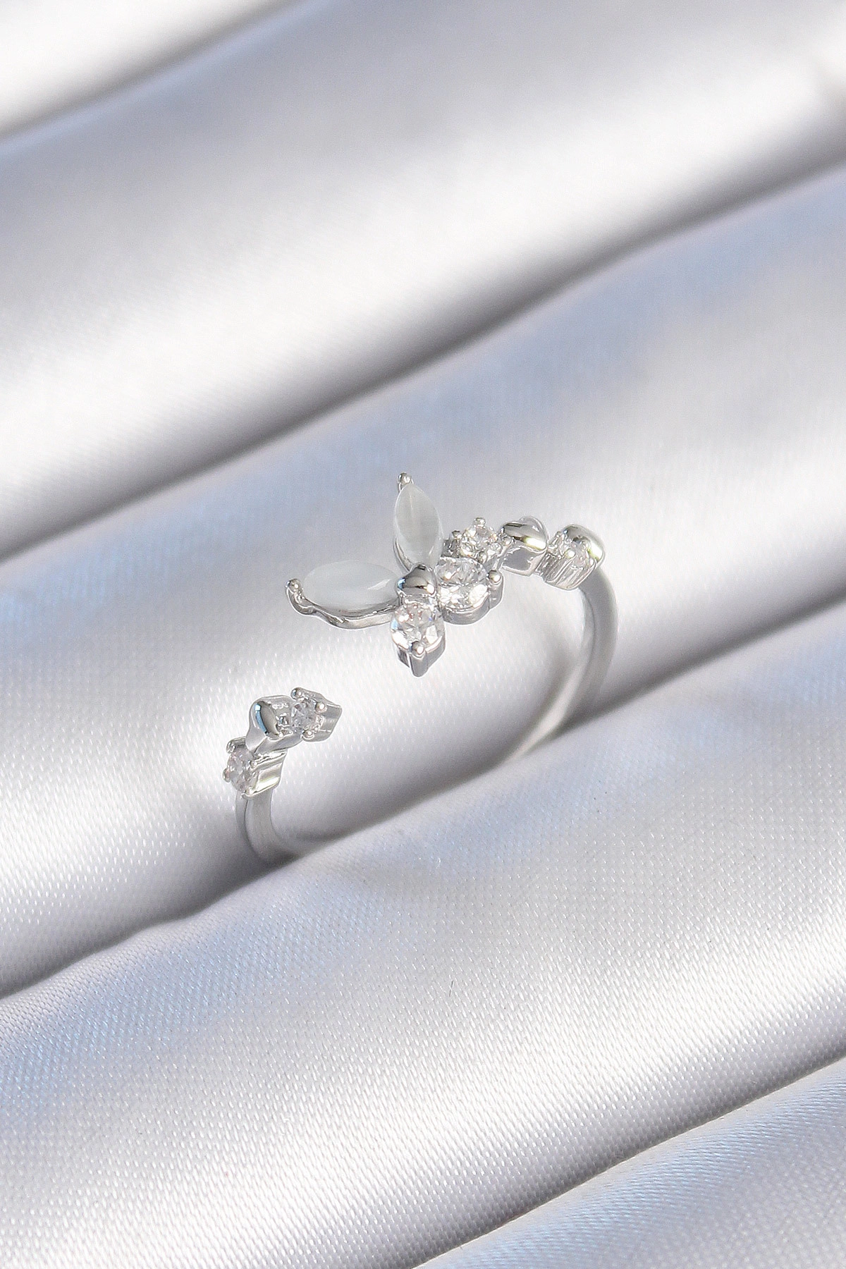 Pirinç Gümüş Renk Zirkon Taş Detaylı Beyaz Mineli Kelebek Model Kadın Yüzük-0