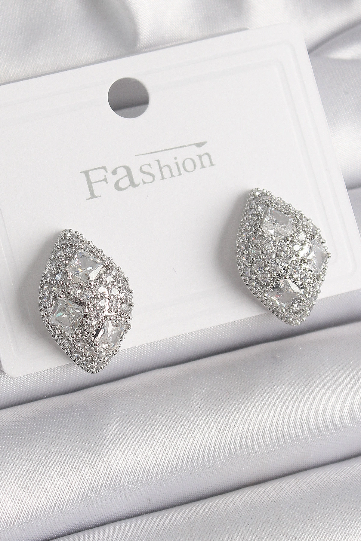 Pirinç Gümüş Renk Zirkon Taş İşlemeli Damla Model Kadın Küpe-0