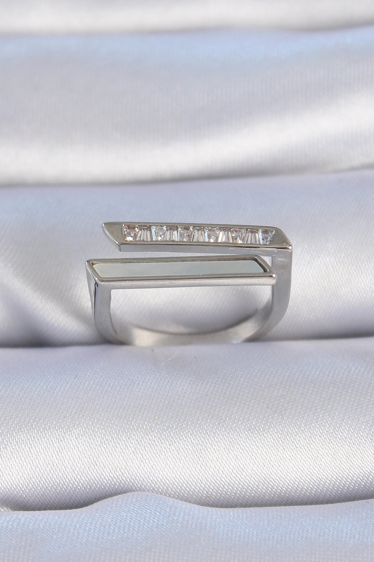 Pirinç Gümüş Renk Zirkon Taşlı Beyaz Detay Kadın Yüzük-0