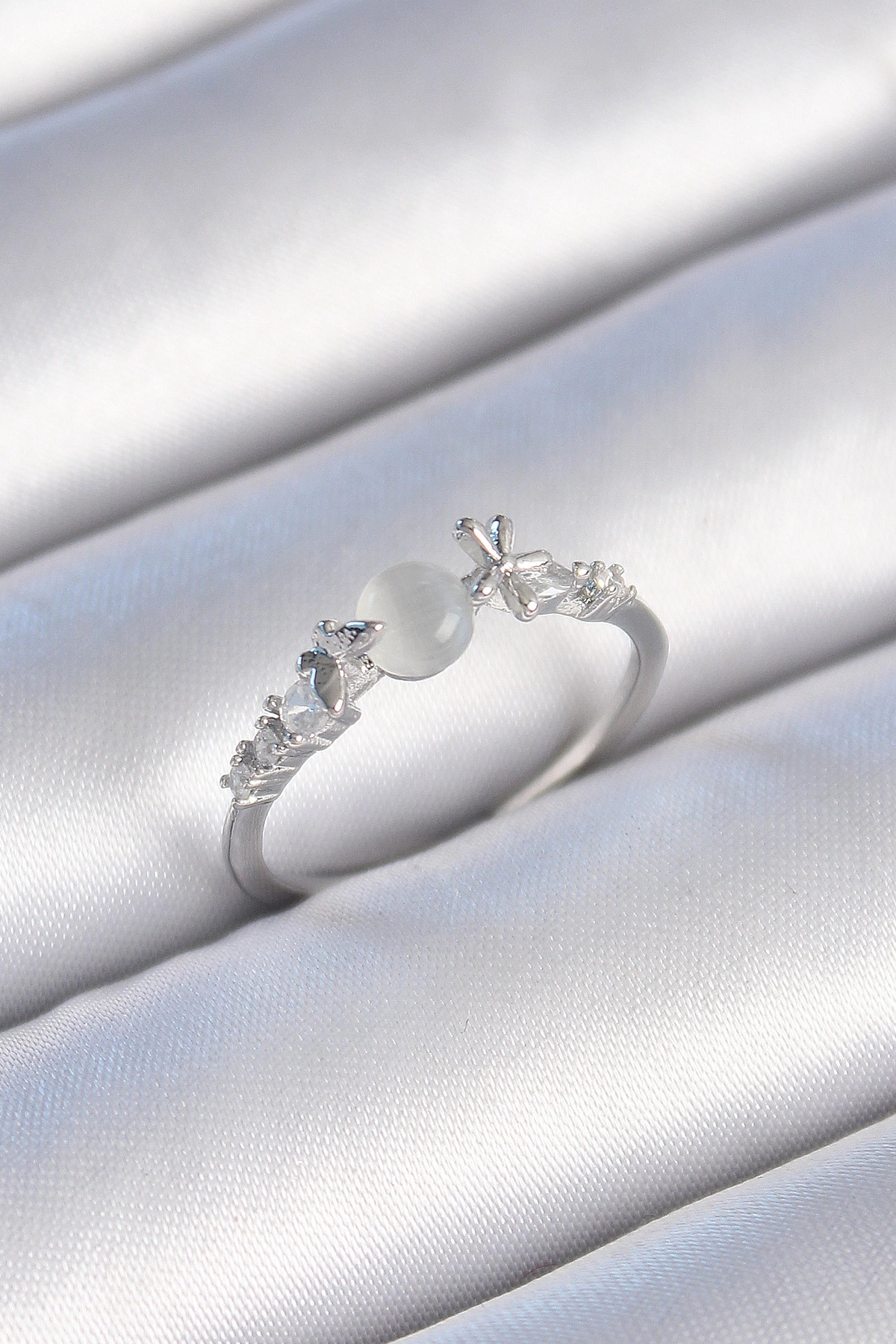 Pirinç Gümüş Renk Zirkon Taşlı Beyaz Mineli Kelebek Detay Kadın Yüzük-0