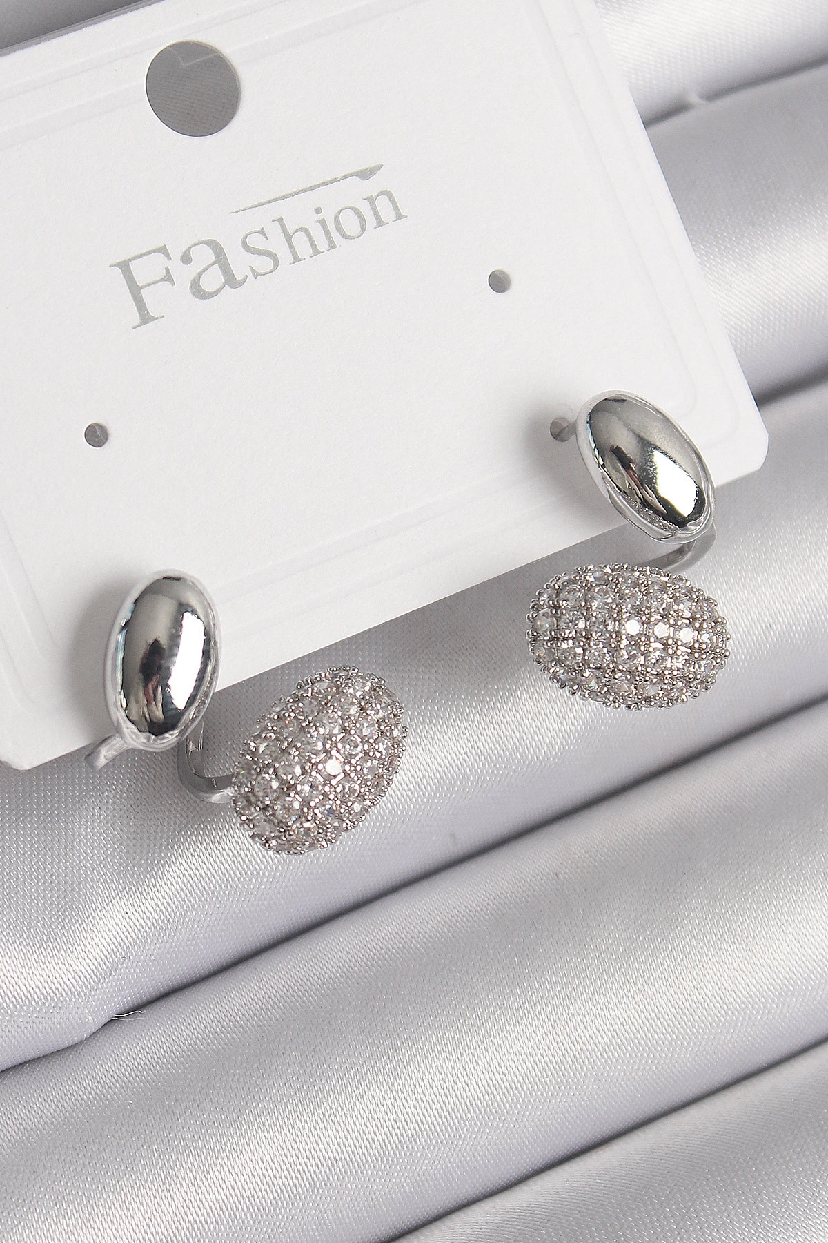 Pirinç Gümüş Renk Zirkon Taşlı Bombeli Model Kadın Küpe-0