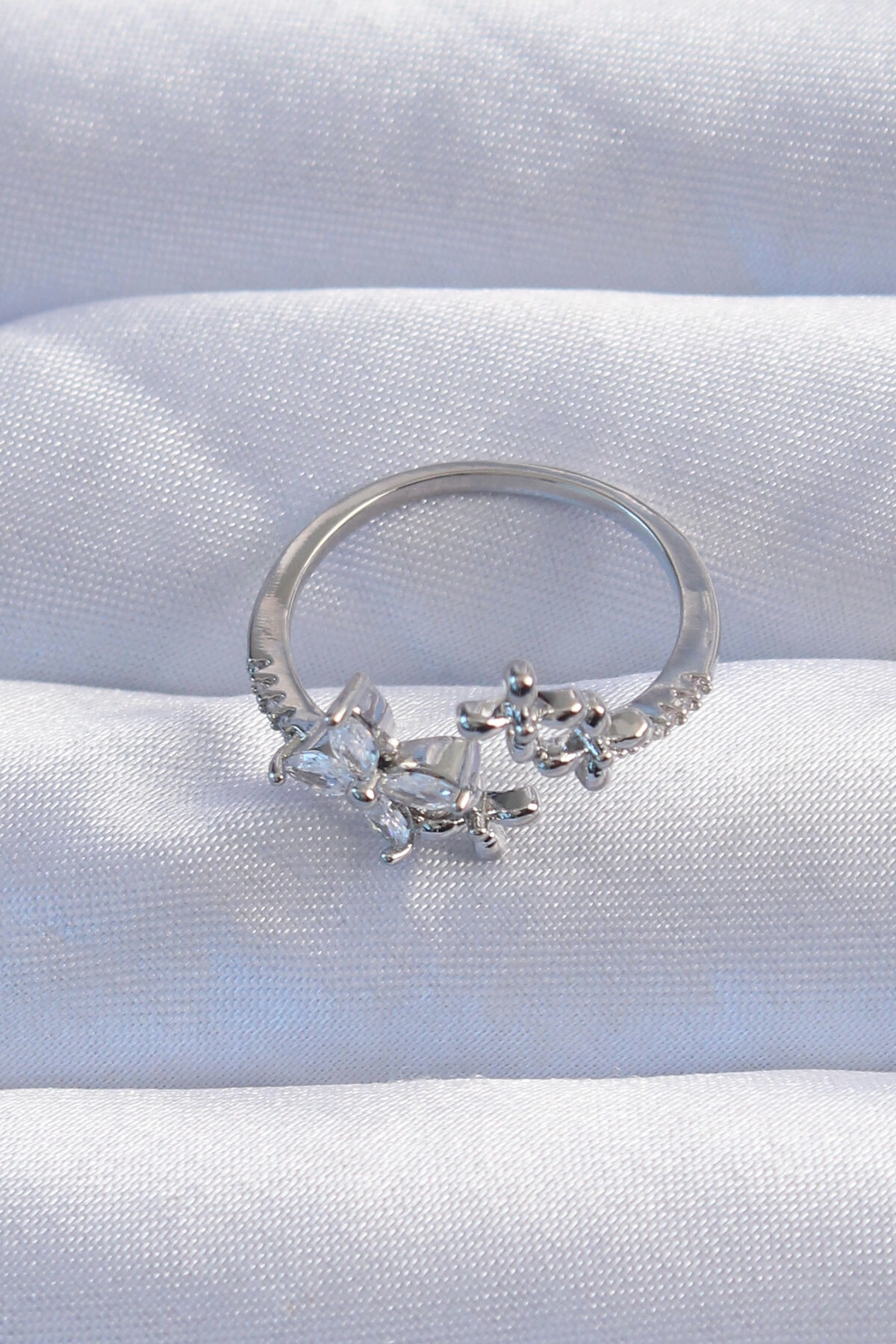 Pirinç Gümüş Renk Zirkon Taşlı Çiçek Model Ayarlanabilir Yüzük-1