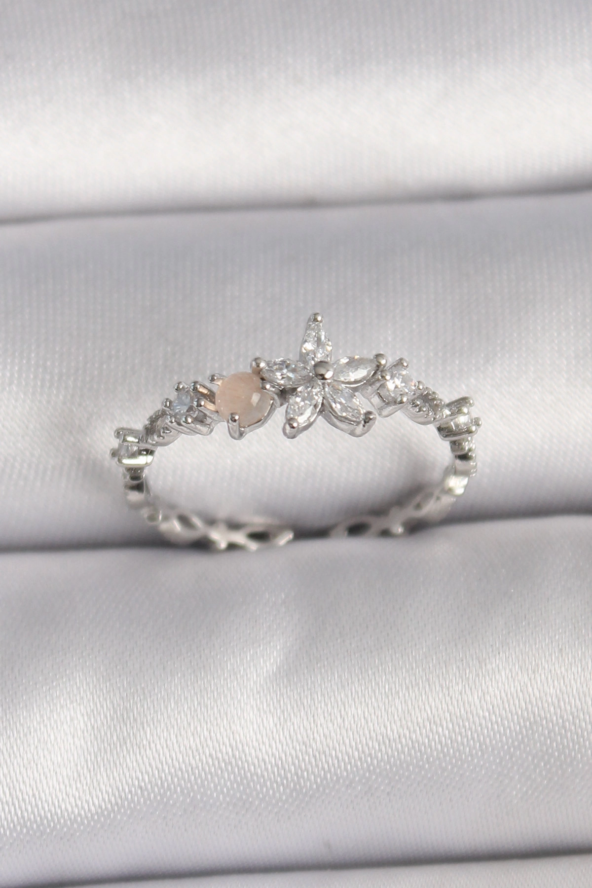 Pirinç Gümüş Renk Zirkon Taşlı Çiçek Model Ayarlanabilir Yüzük-0