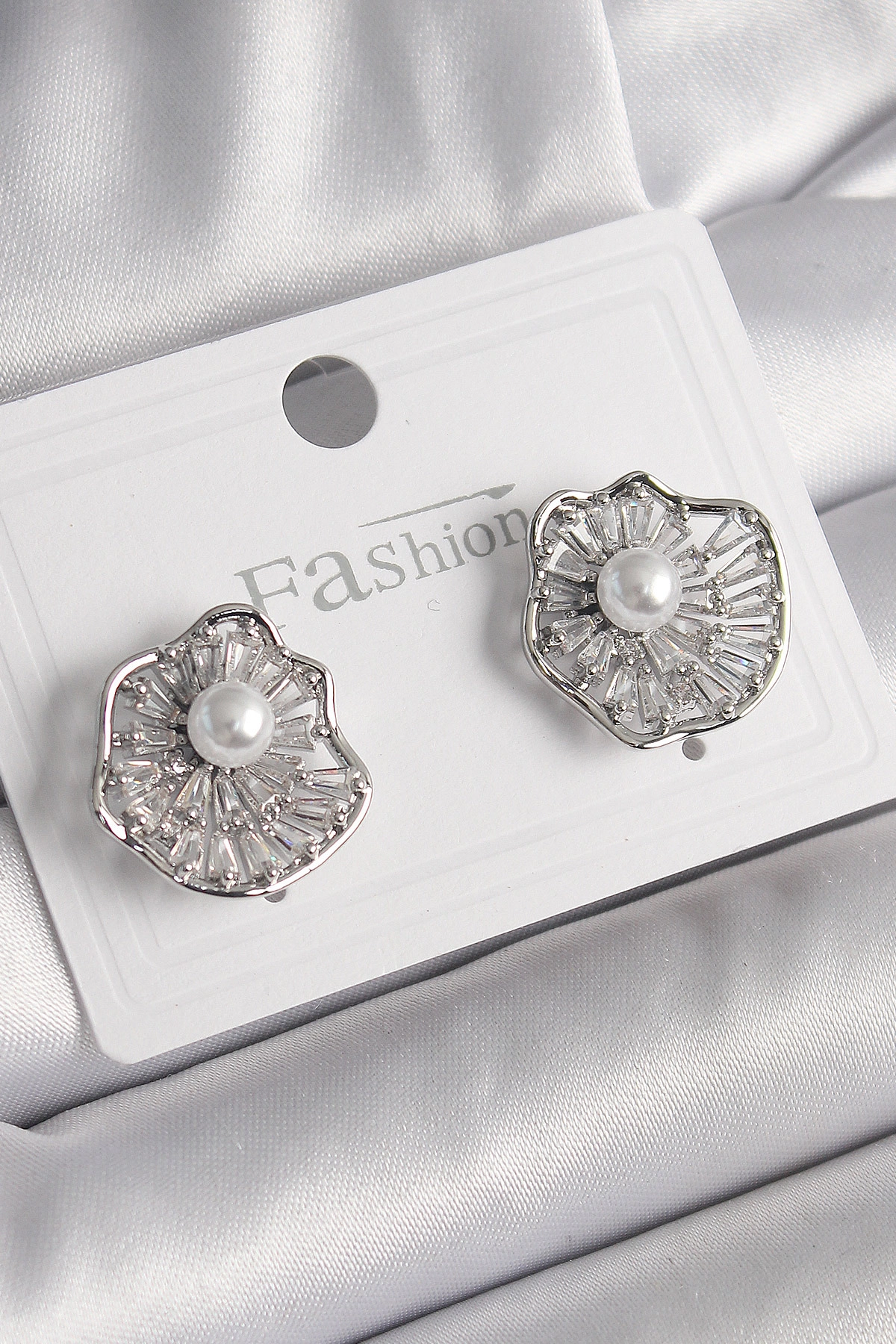 Pirinç Gümüş Renk Zirkon Taşlı Çiçek Model İnci Detay Kadın Küpe-0