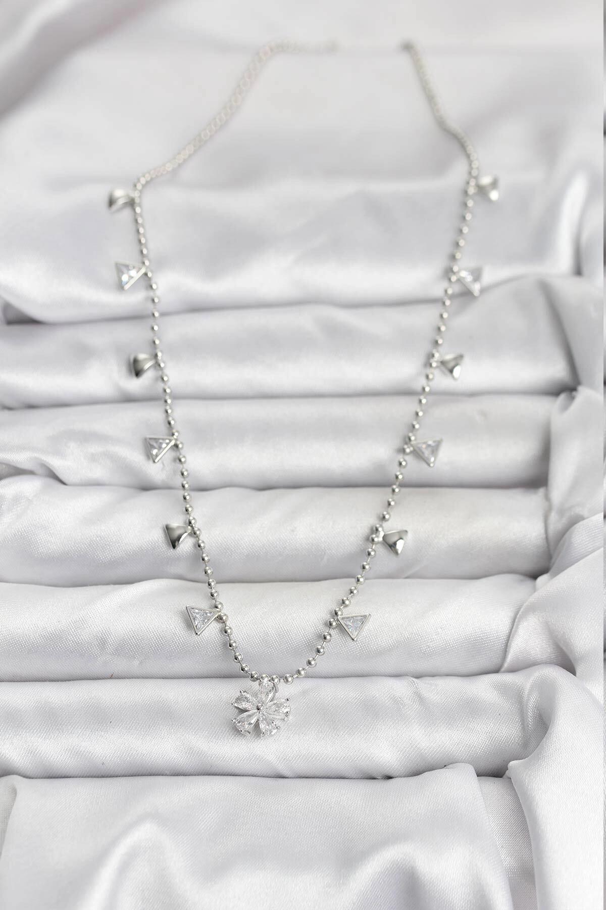 Pirinç Gümüş Renk Zirkon Taşlı Çiçek Model Kadın Kolye-1