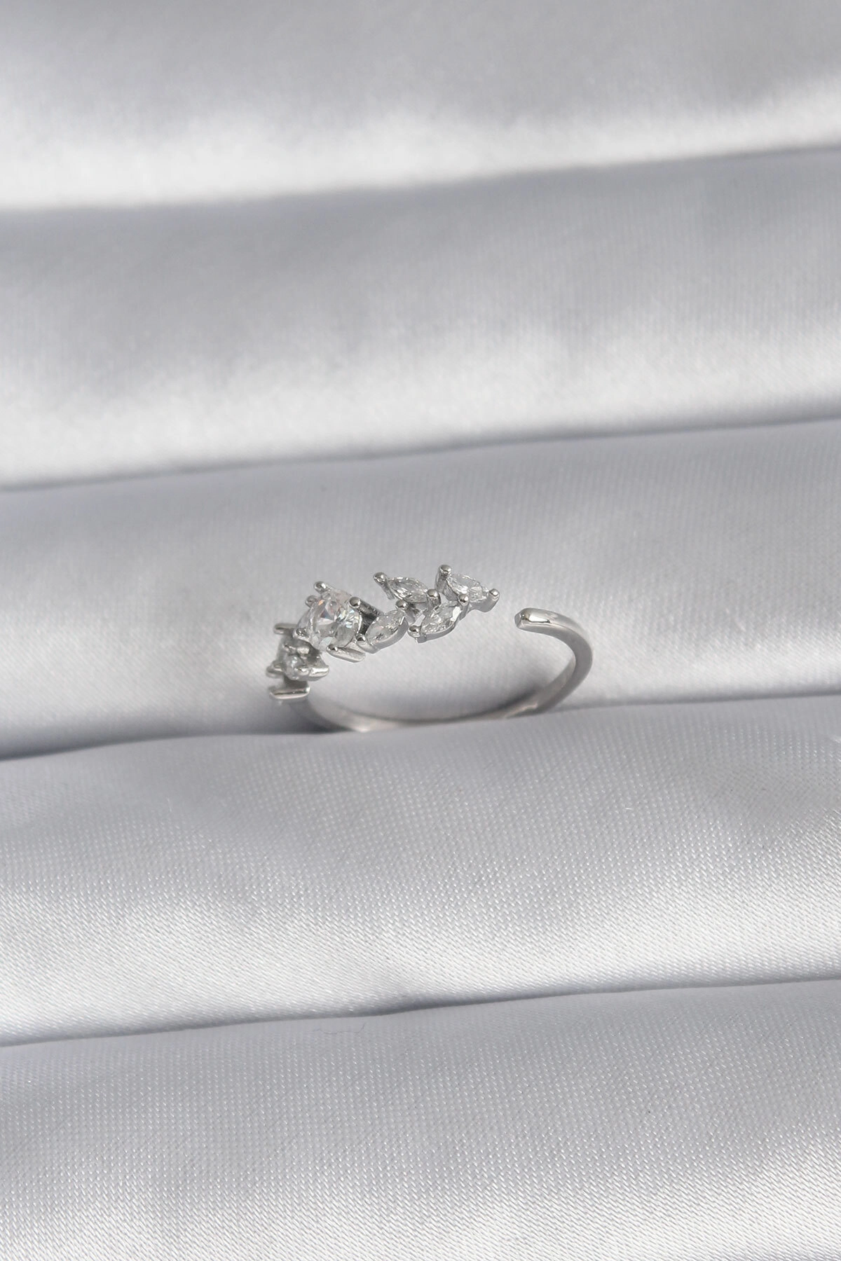 Pirinç Gümüş Renk Zirkon Taşlı Çiçek Model Kadın Yüzük-0