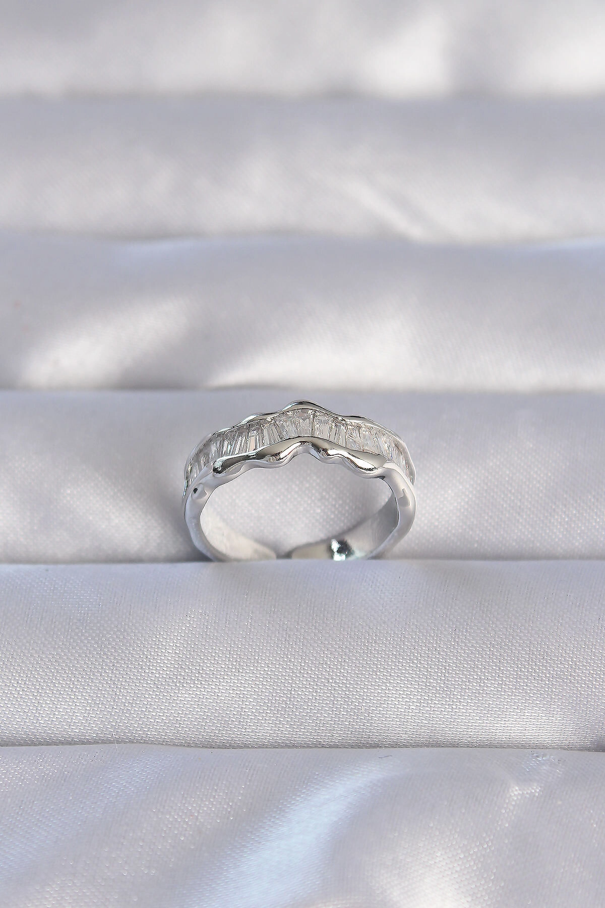 Pirinç Gümüş Renk Zirkon Taşlı Dalgalı Su Yolu Model Ayarlanabilir Yüzük-0