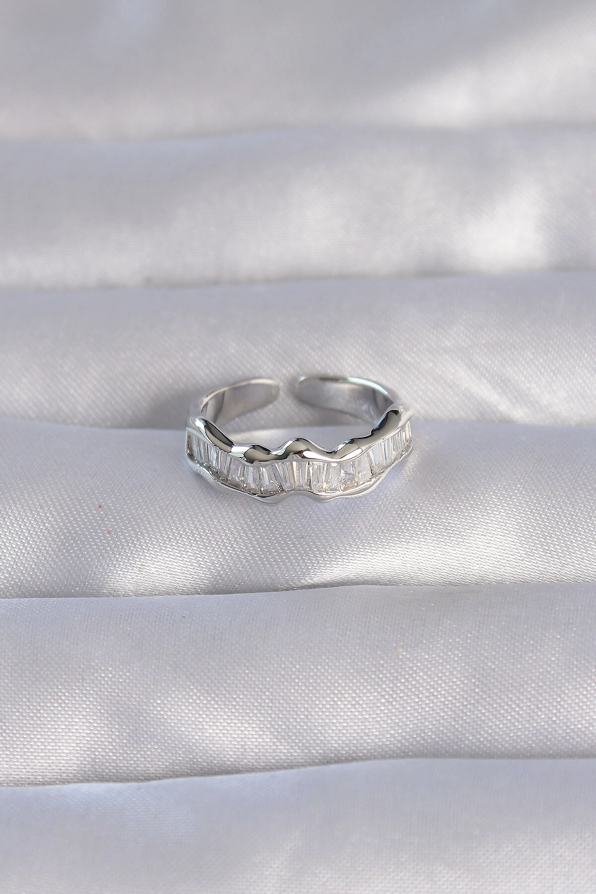 Pirinç Gümüş Renk Zirkon Taşlı Dalgalı Su Yolu Model Ayarlanabilir Yüzük-1