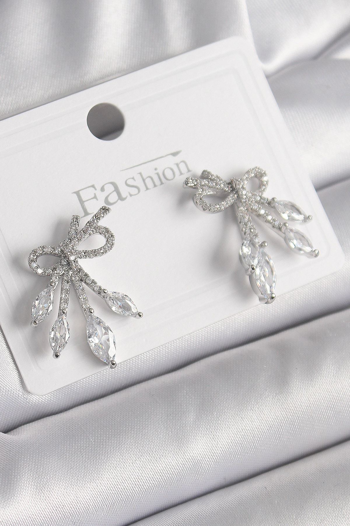 Pirinç Gümüş Renk Zirkon Taşlı Düğüm Model Damla Zirkon Taşlı Kadın Küpe-0