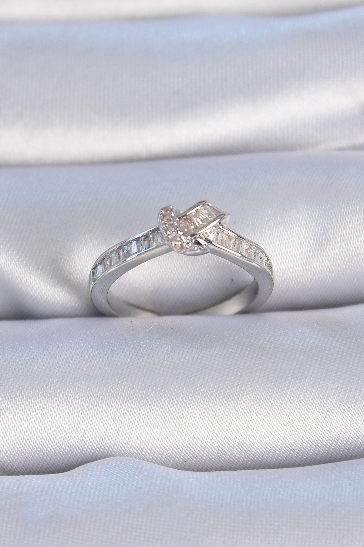 Pirinç Gümüş Renk Zirkon Taşlı Düğüm Model Kadın Yüzük-0