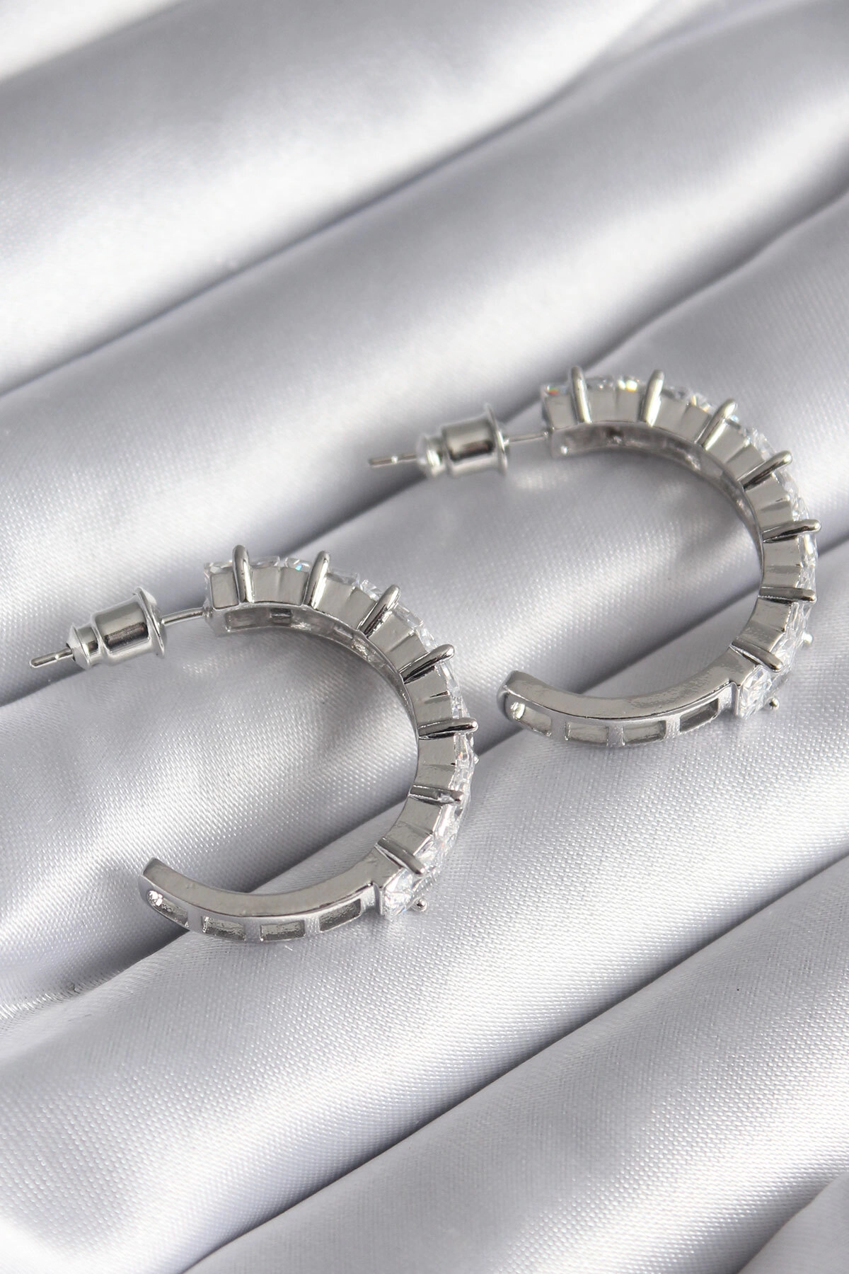 Pirinç Gümüş Renk Zirkon Taşlı Halka Model Kadın Küpe-1