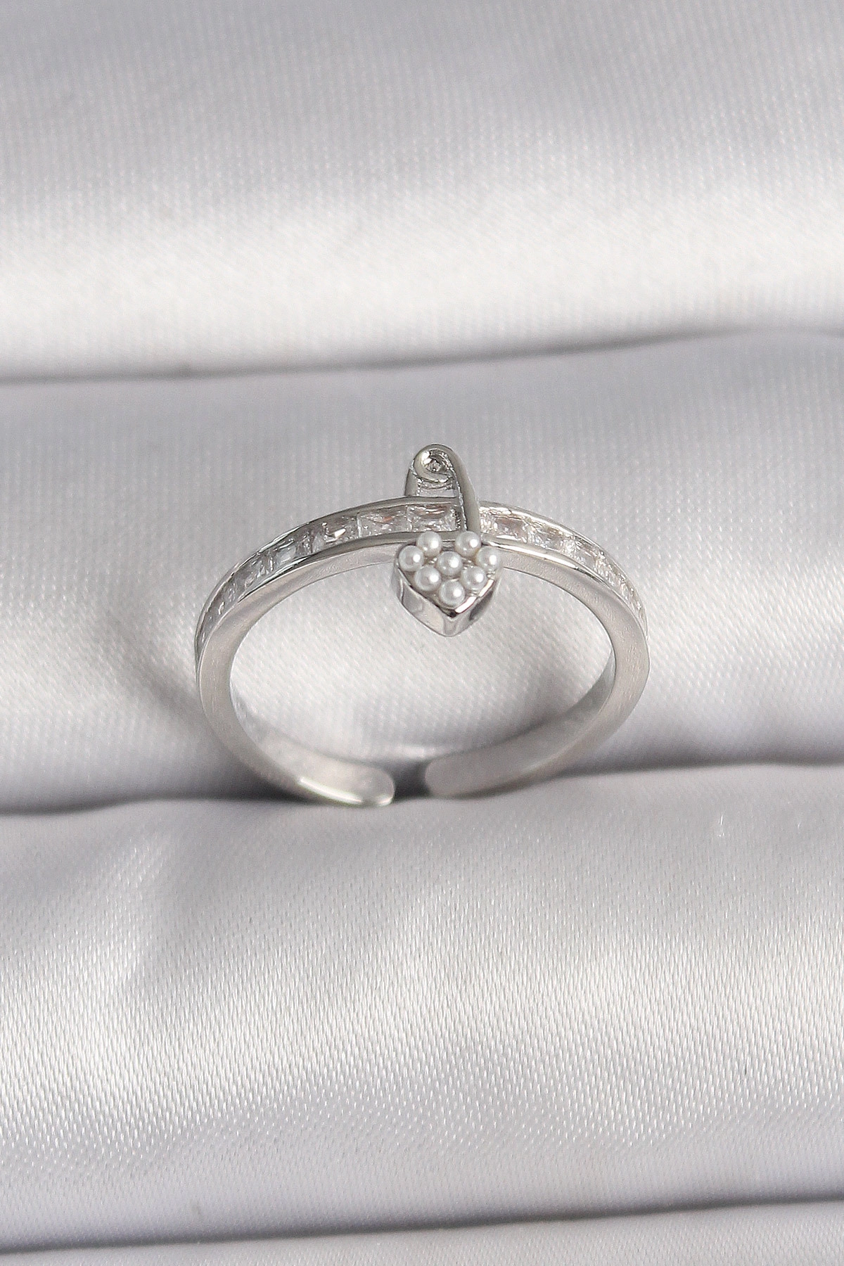 Pirinç Gümüş Renk Zirkon Taşlı İnci Detaylı Kilit Kalp Model Ayarlanabilir Yüzük-0