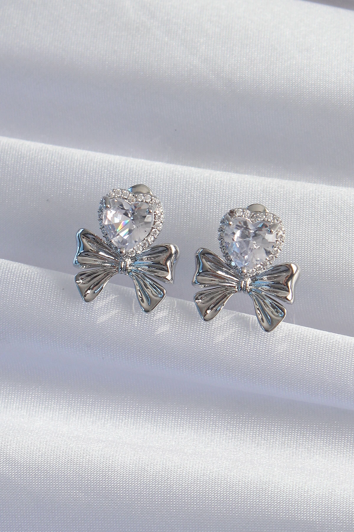 Pirinç Gümüş Renk Zirkon Taşlı Kalp Model Fiyonk Küpe-1