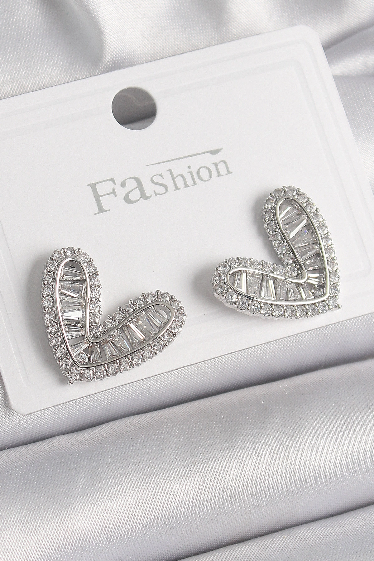 Pirinç Gümüş Renk Zirkon Taşlı Kalp Model Kadın Küpe-0