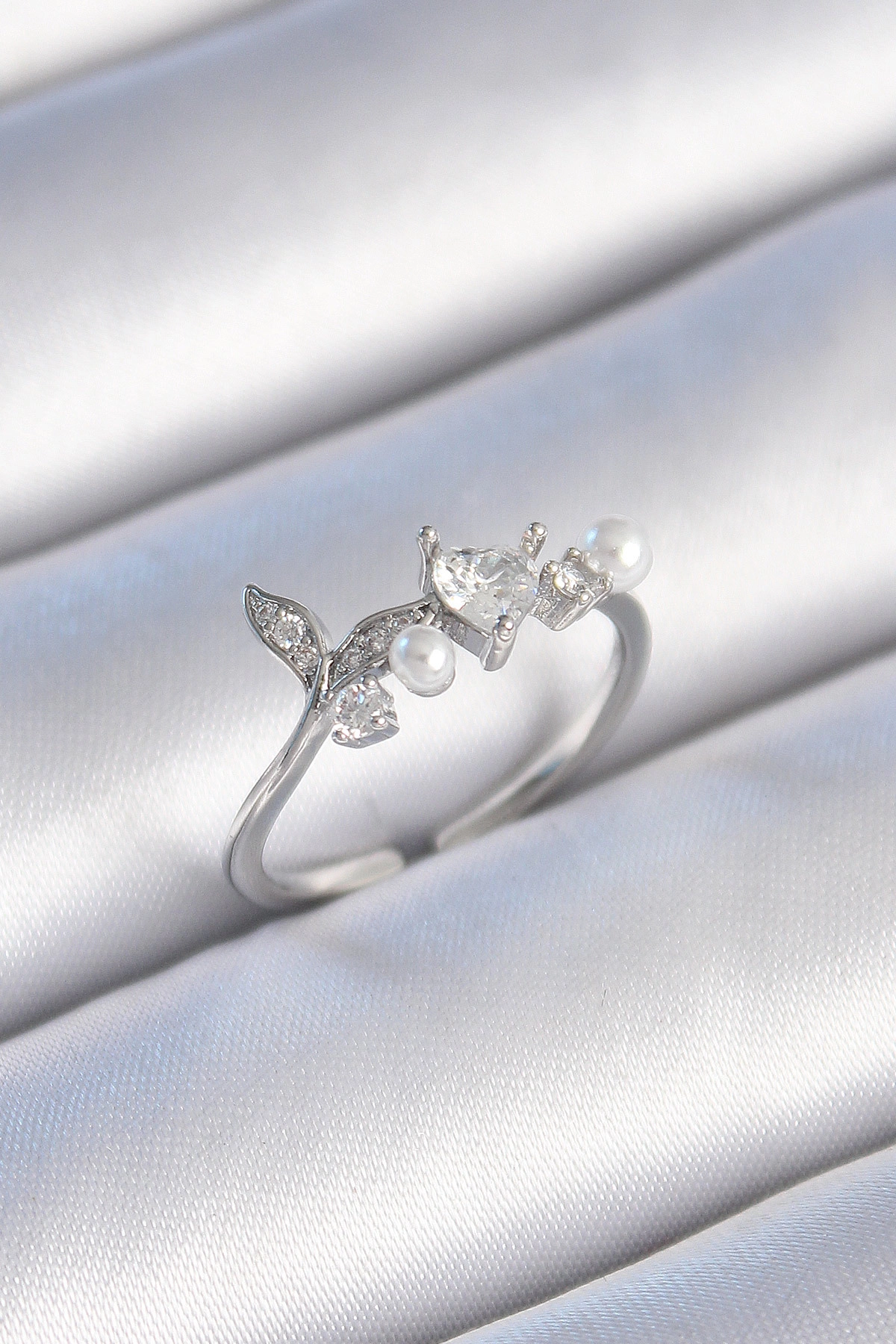 Pirinç Gümüş Renk Zirkon Taşlı Kalp Yaprak Model İnci Detay Kadın Yüzük-0