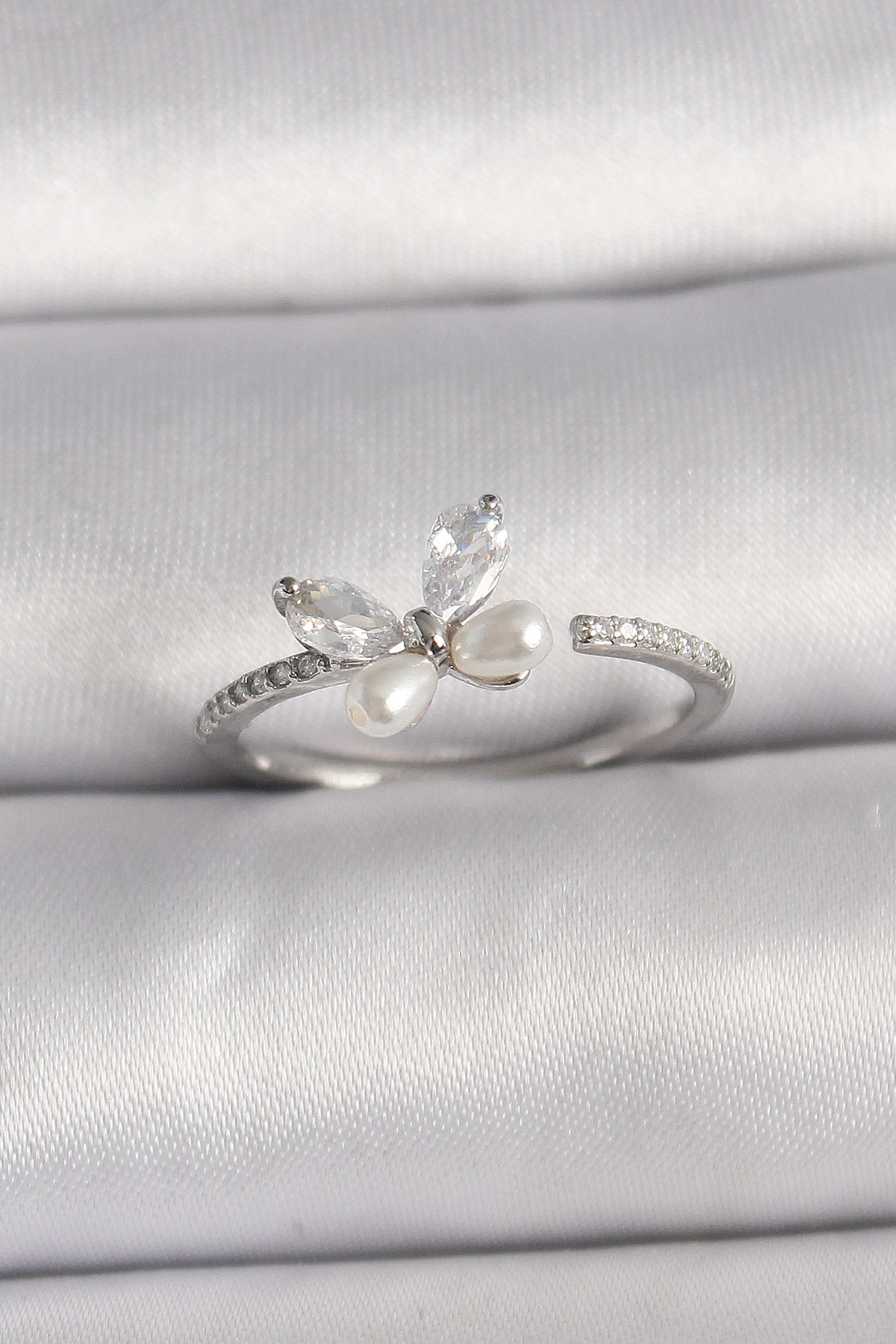 Pirinç Gümüş Renk Zirkon Taşlı Kelebek Model İnci Detaylı Ayarlanabilir Yüzük-0