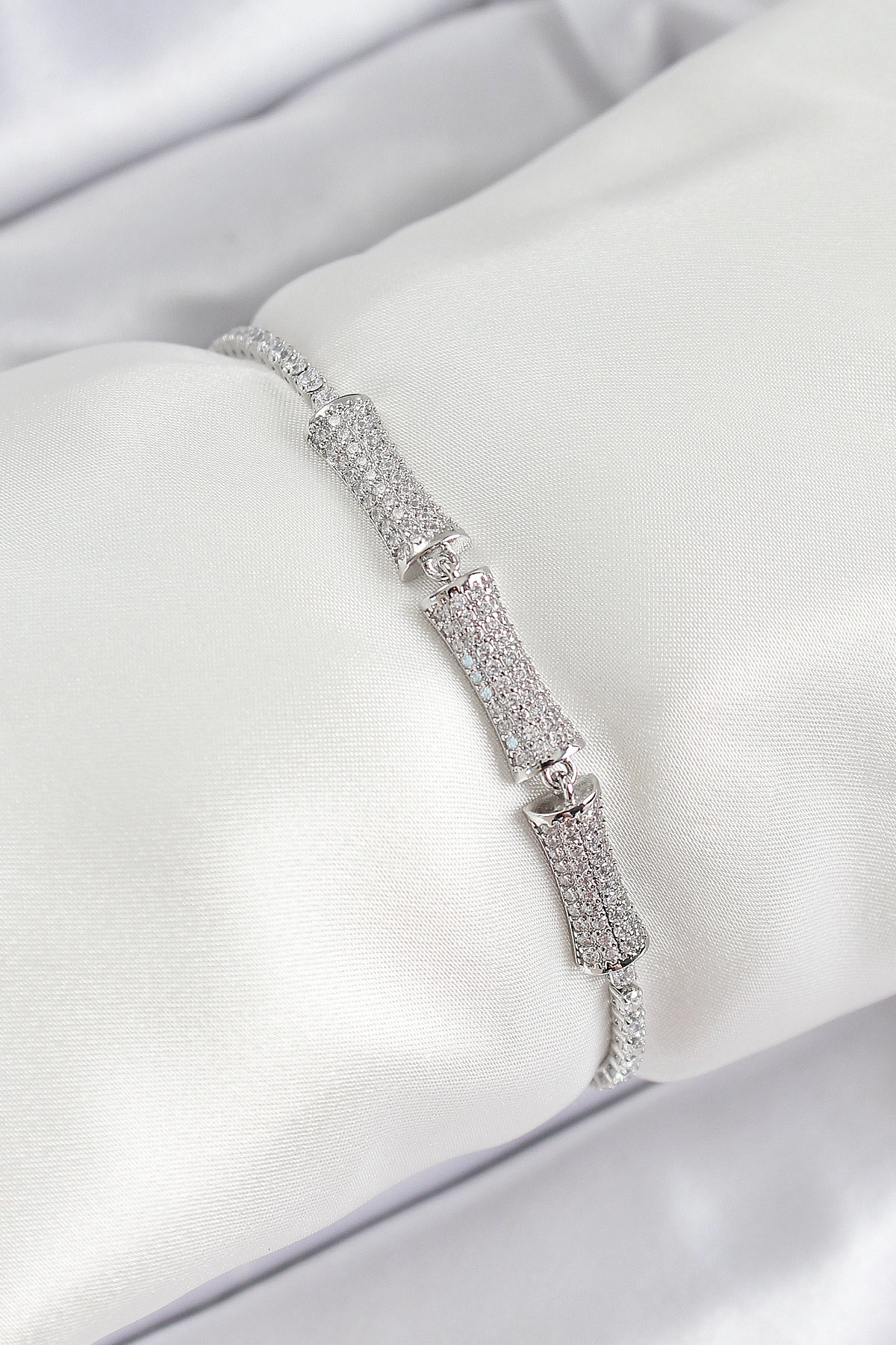 Pirinç Gümüş Renk Zirkon Taşlı Kemik Model Kadın Bileklik-0