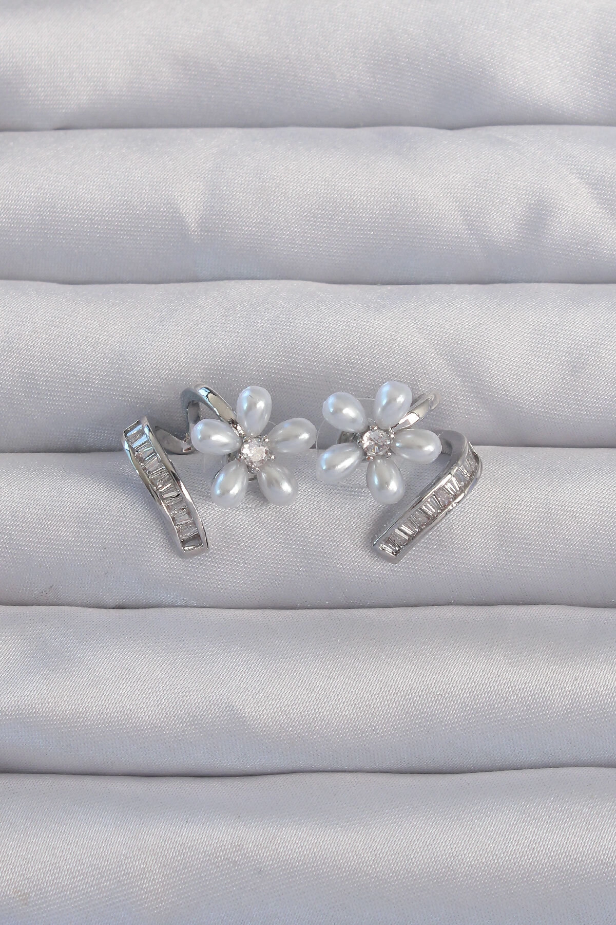 Pirinç Gümüş Renk Zirkon Taşlı Kıvrımlı İnci Çiçek Küpe-0