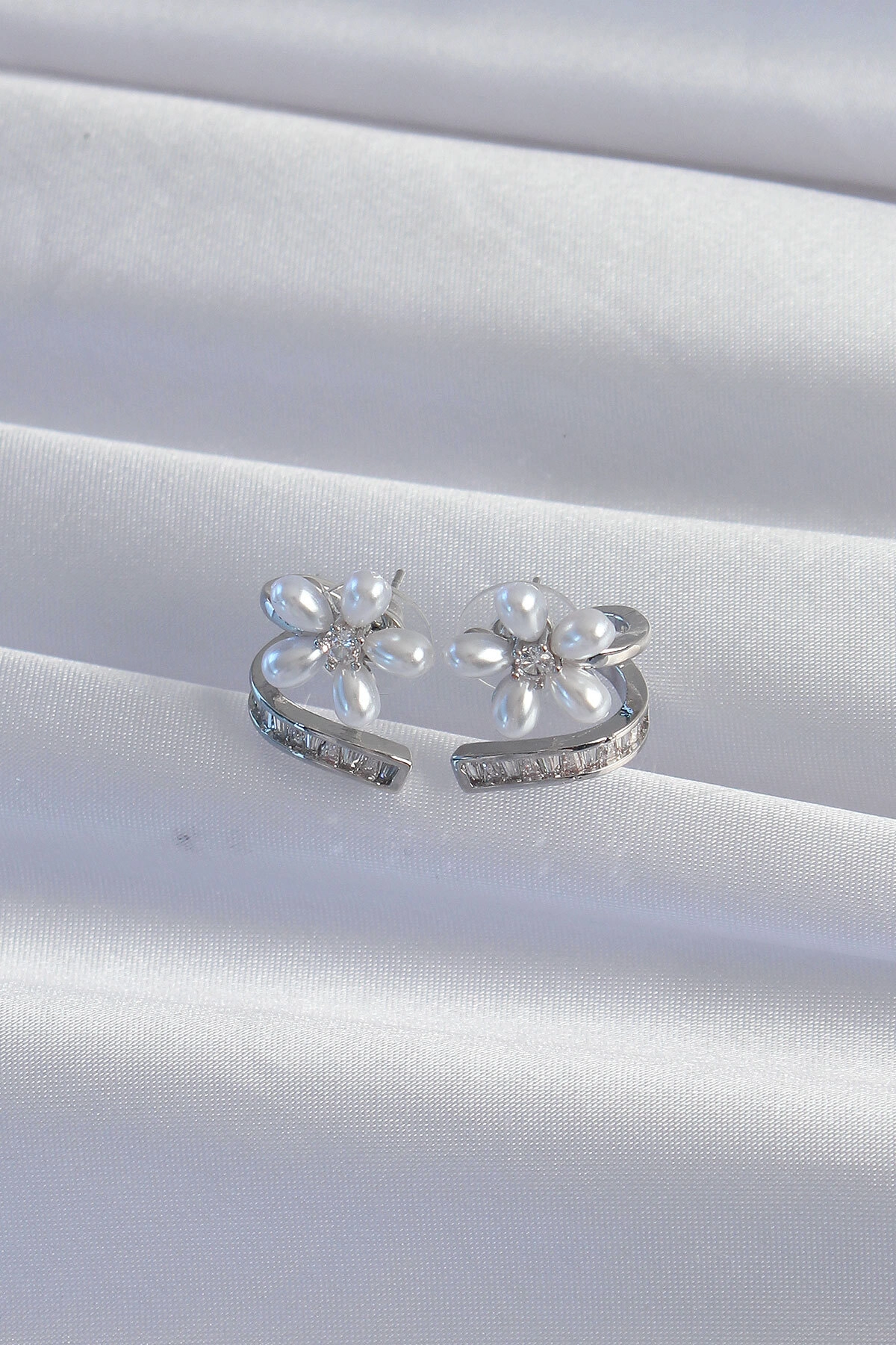 Pirinç Gümüş Renk Zirkon Taşlı Kıvrımlı İnci Çiçek Küpe-1