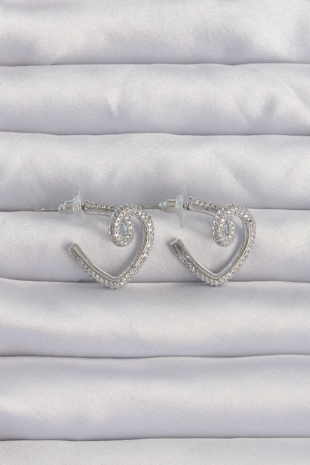 Pirinç Gümüş Renk Zirkon Taşlı Kıvrımlı Yarım Kalp Küpe-0