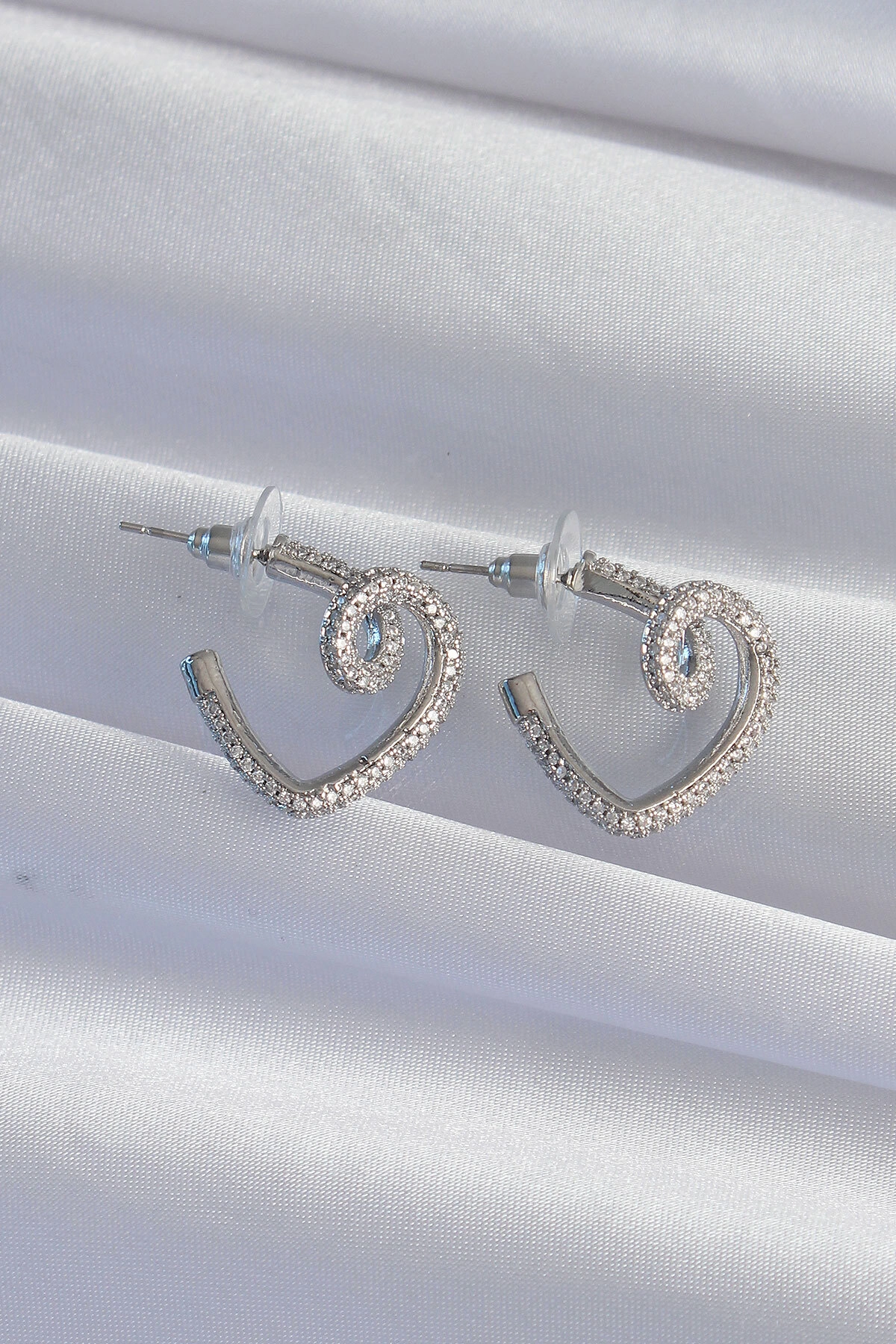 Pirinç Gümüş Renk Zirkon Taşlı Kıvrımlı Yarım Kalp Küpe-1