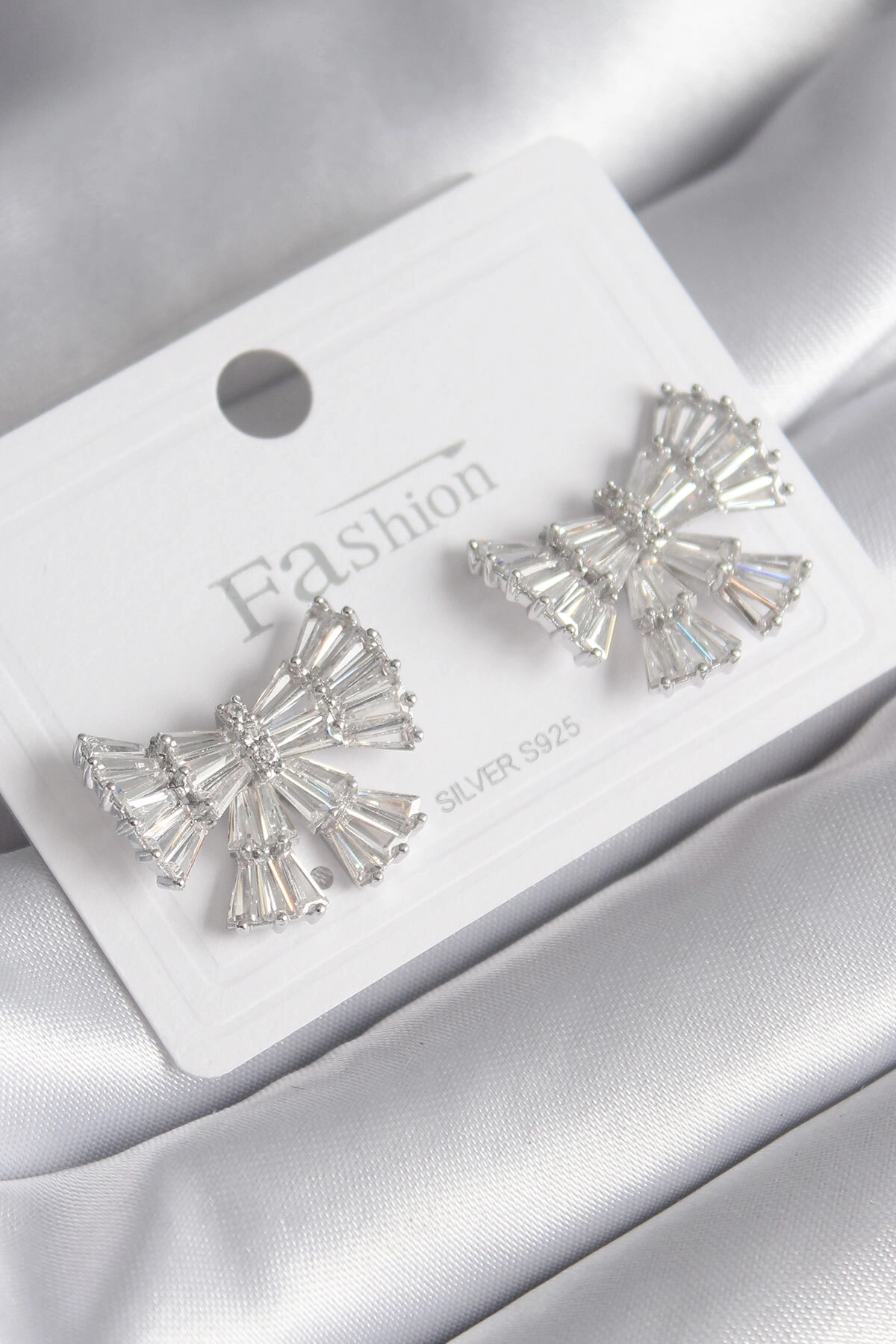 Pirinç Gümüş Renk Zirkon Taşlı Kurdele Model Kadın Küp-0