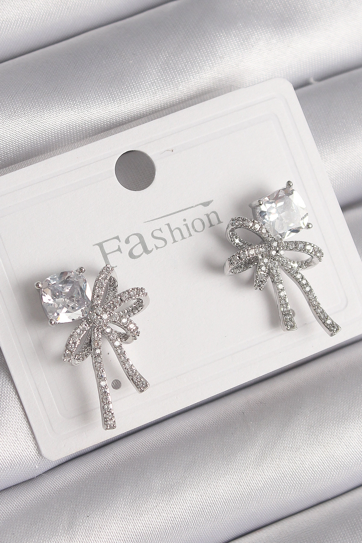 Pirinç Gümüş Renk Zirkon Taşlı Kurdele Model Kadın Küpe-0