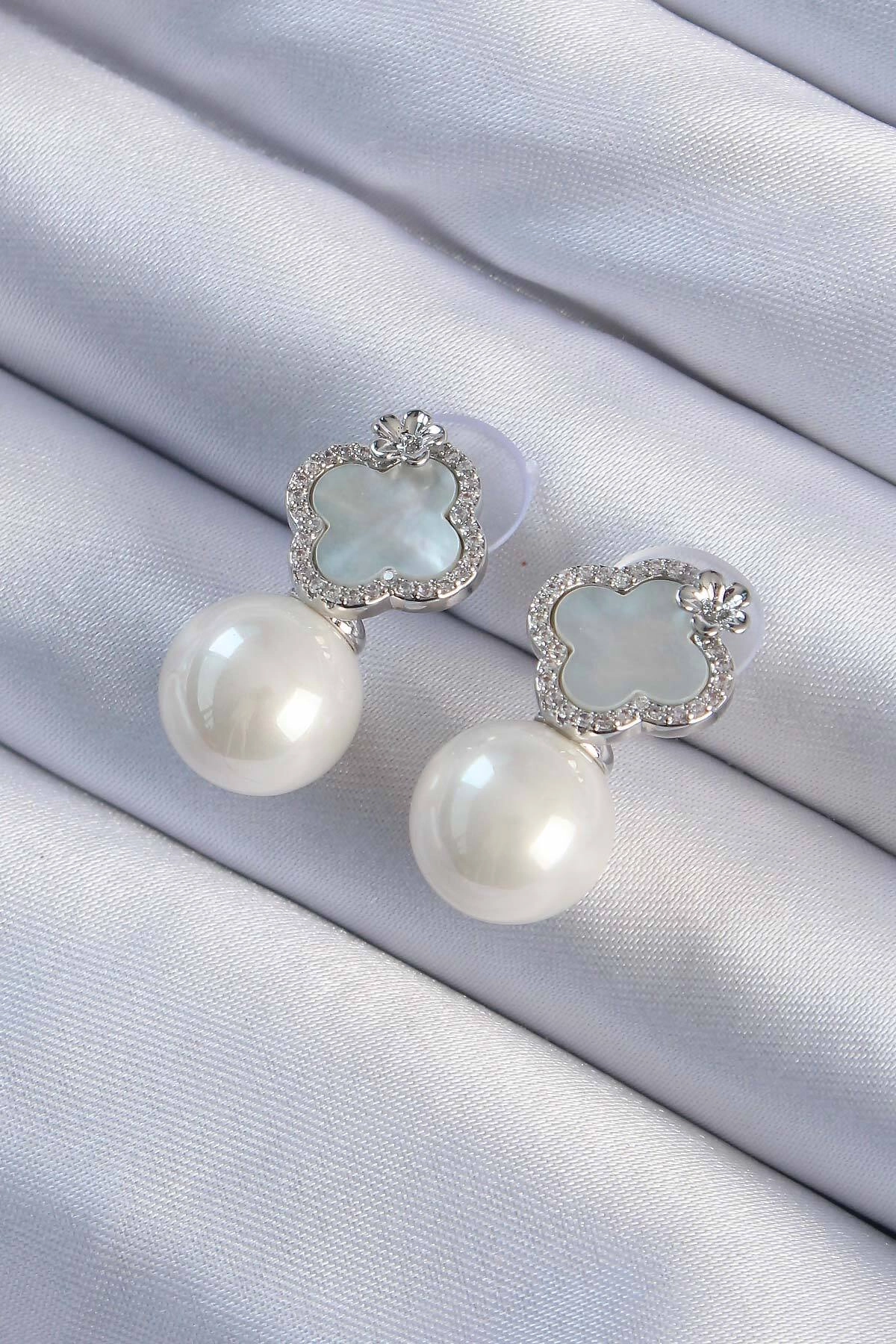 Pirinç Gümüş Renk Zirkon Taşlı Minimal Çiçek Tasarımlı Kadın Küpe-0