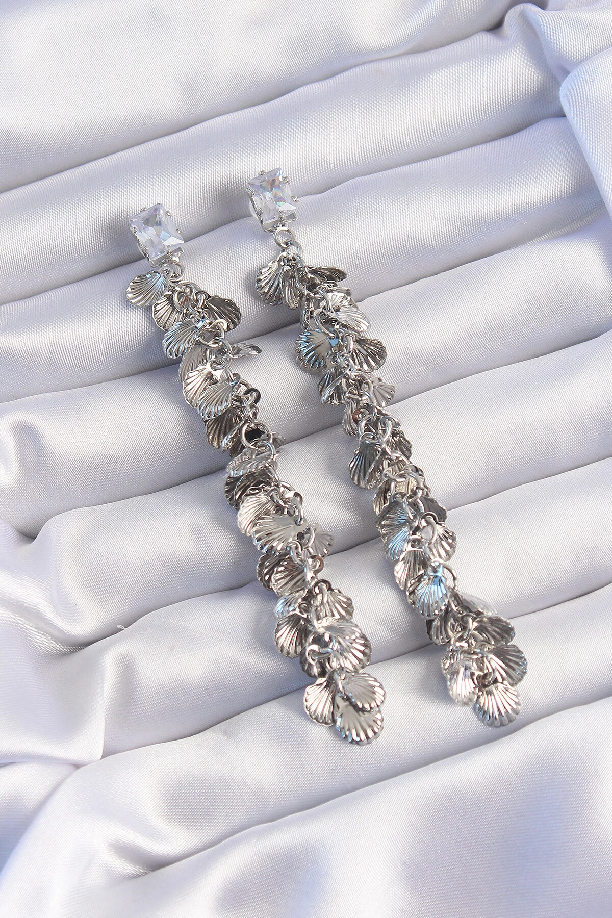 Pirinç Gümüş Renk Zirkon Taşlı Minimal Deniz Kabuklu Sallantılı Küpe-0