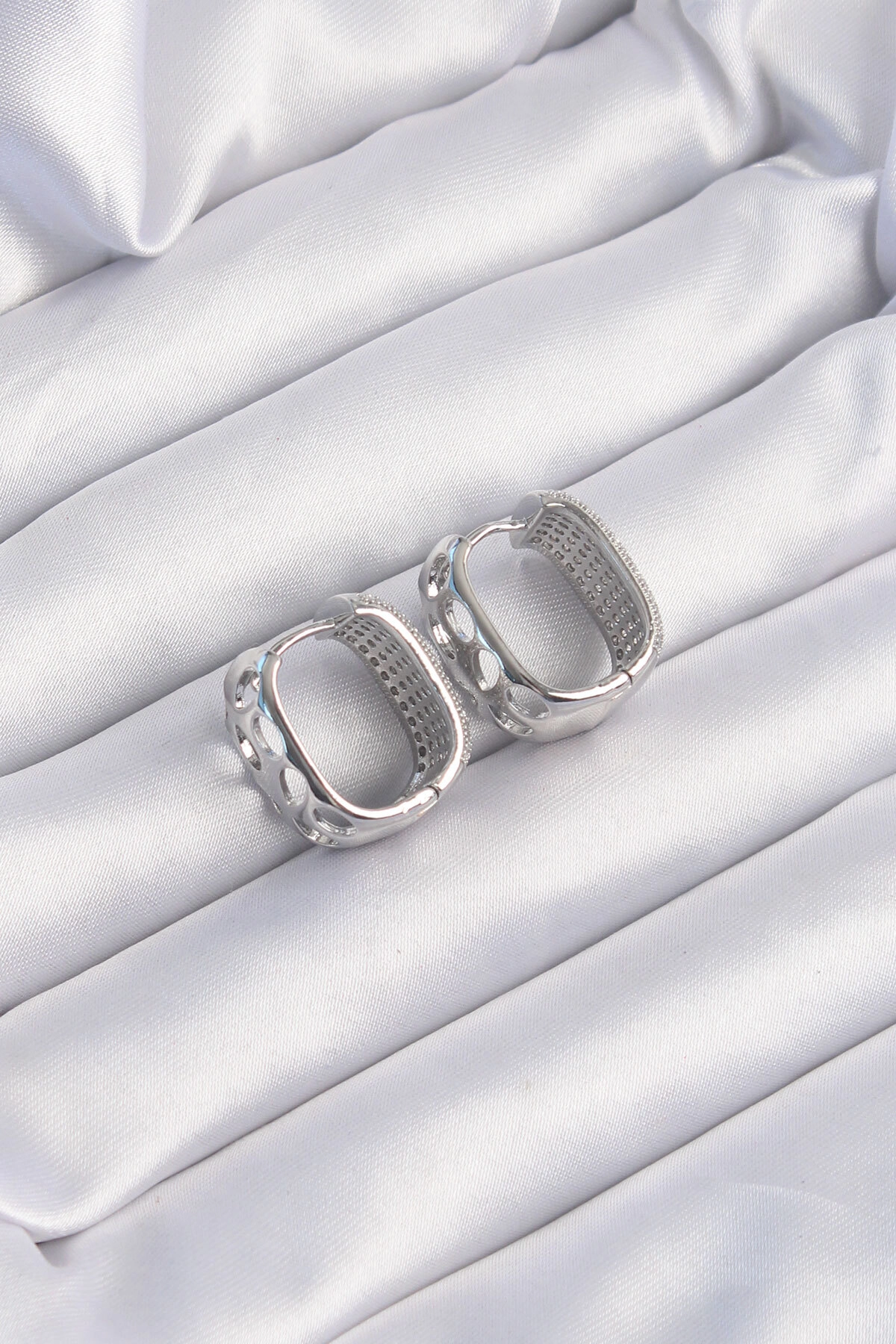 Pirinç Gümüş Renk Zirkon Taşlı Minimal Halka Küpe-1