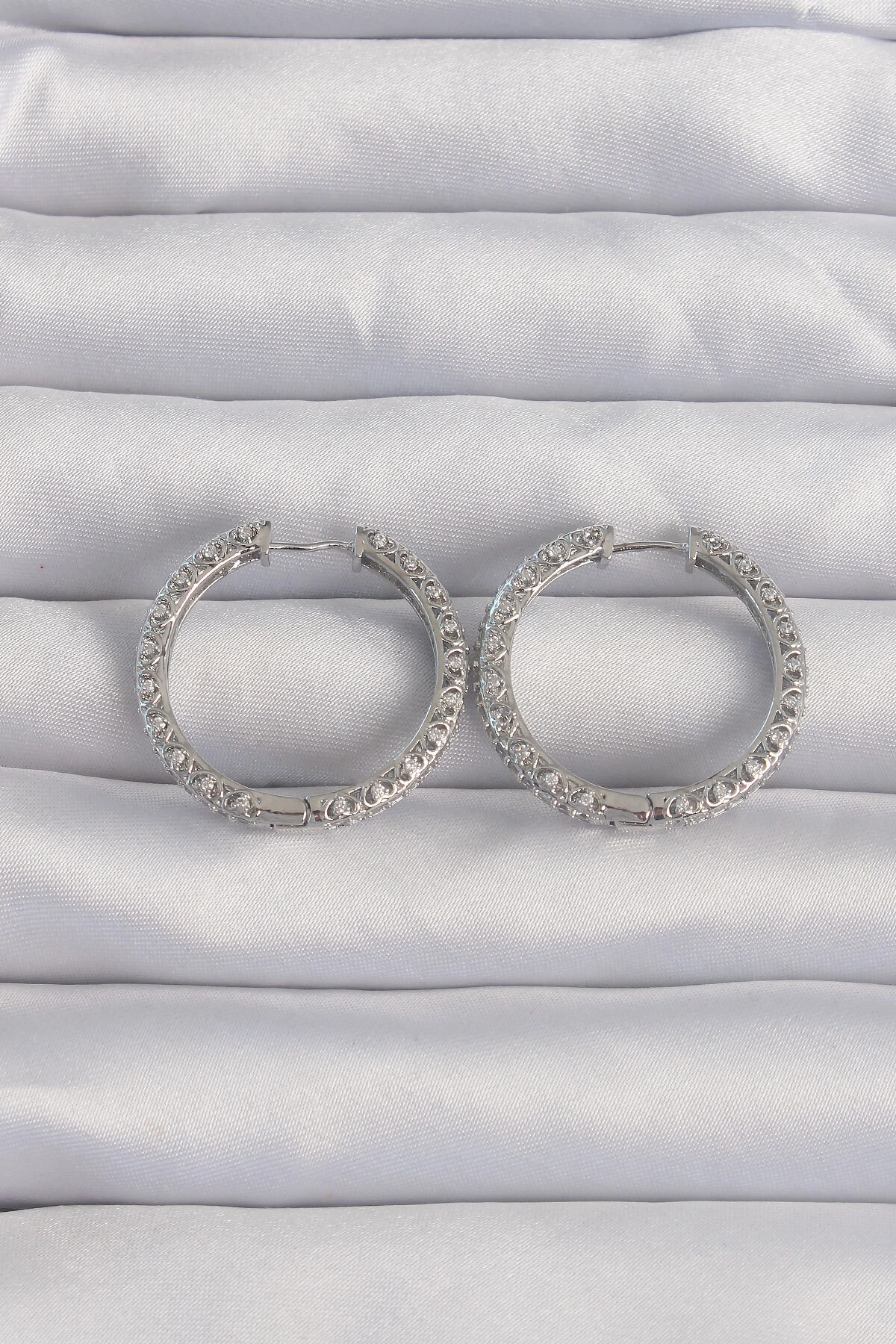 Pirinç Gümüş Renk Zirkon Taşlı Motifli Halka Küpe-0