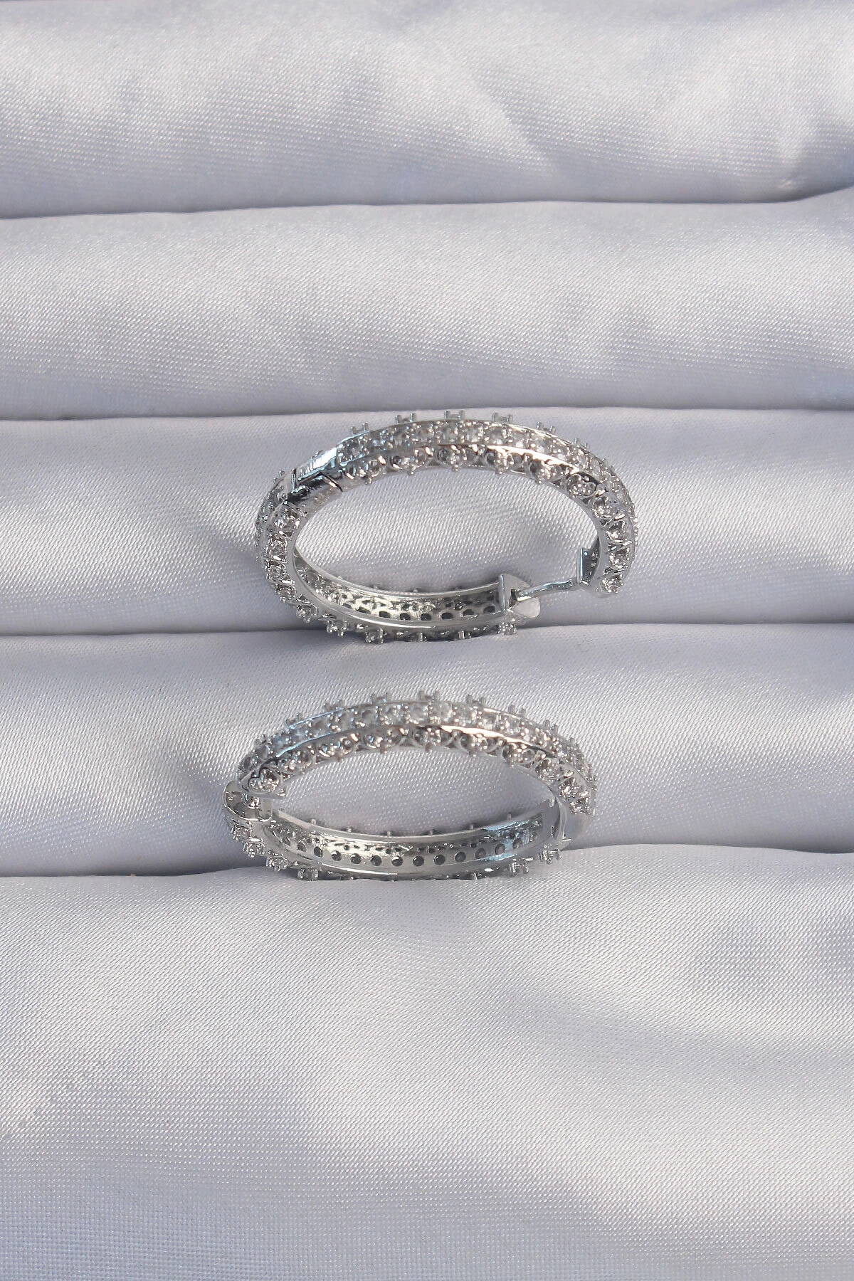 Pirinç Gümüş Renk Zirkon Taşlı Motifli Halka Küpe-1