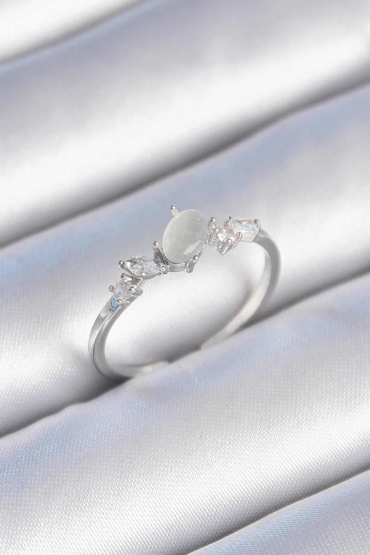 Pirinç Gümüş Renk Zirkon Taşlı Oval Beyaz Mineli Kadın Yüzük-0