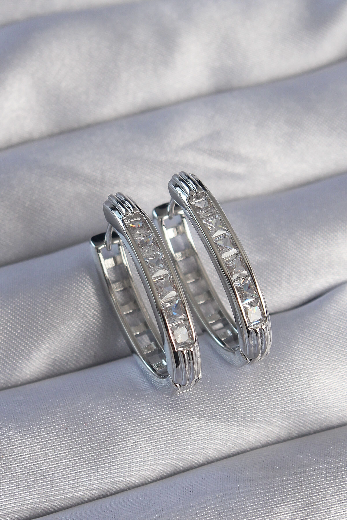 Pirinç Gümüş Renk Zirkon Taşlı Oval Model Küpe-0