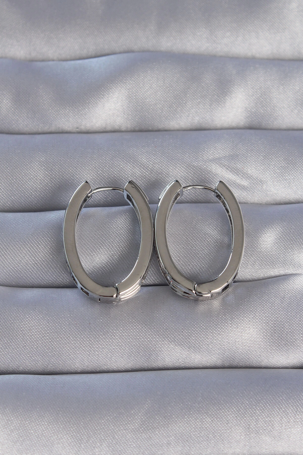 Pirinç Gümüş Renk Zirkon Taşlı Oval Model Küpe-1