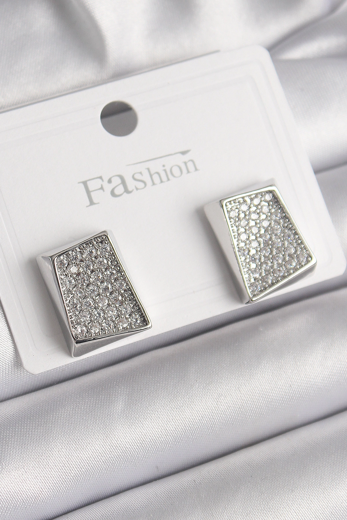 Pirinç Gümüş Renk Zirkon Taşlı Plaka Model Kadın Küpe-0