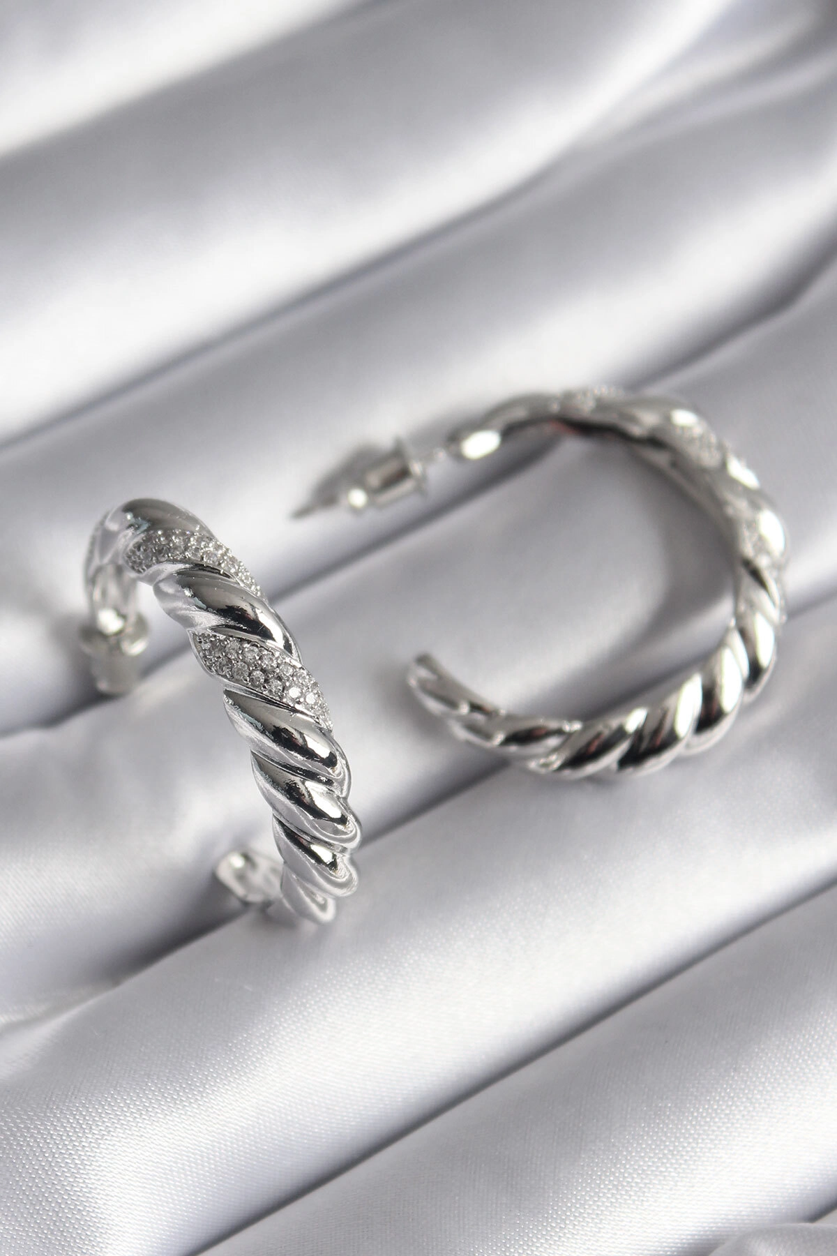 Pirinç Gümüş Renk Zirkon Taşlı Sarmal Model Kadın Küpe-0