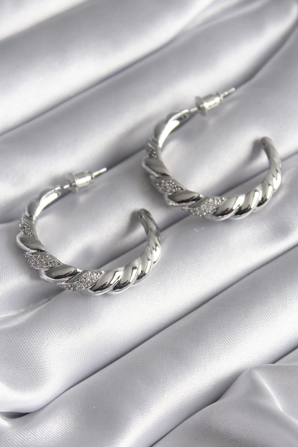 Pirinç Gümüş Renk Zirkon Taşlı Sarmal Model Kadın Küpe-1